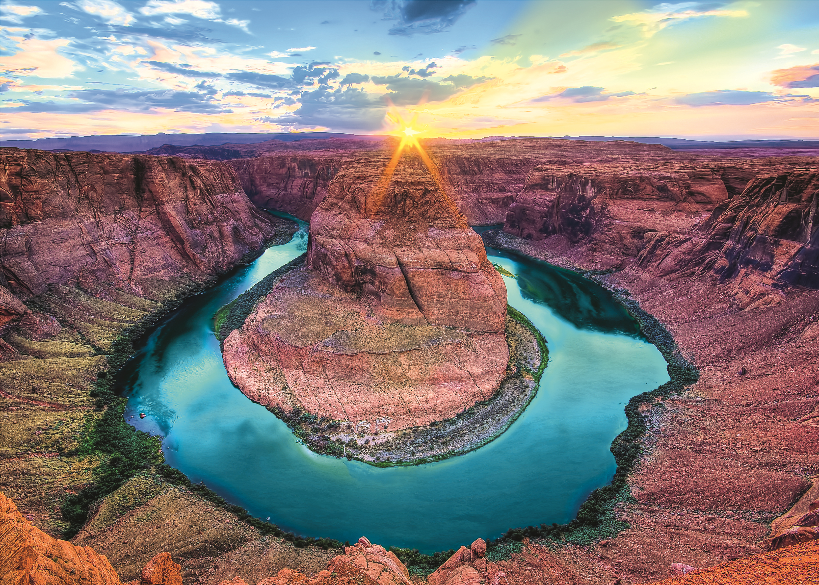 Vista panoramica di Horseshoe Bend. Il fiume scorre attorno a una formazione rocciosa. Sole luminoso.