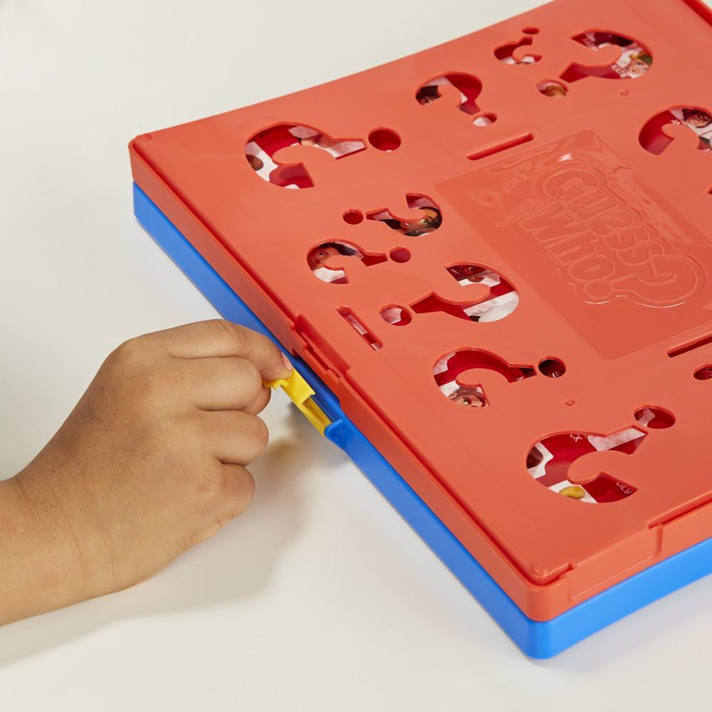 De hand van een kind past de schuifregelaar aan op een Guess Who? spelbord.