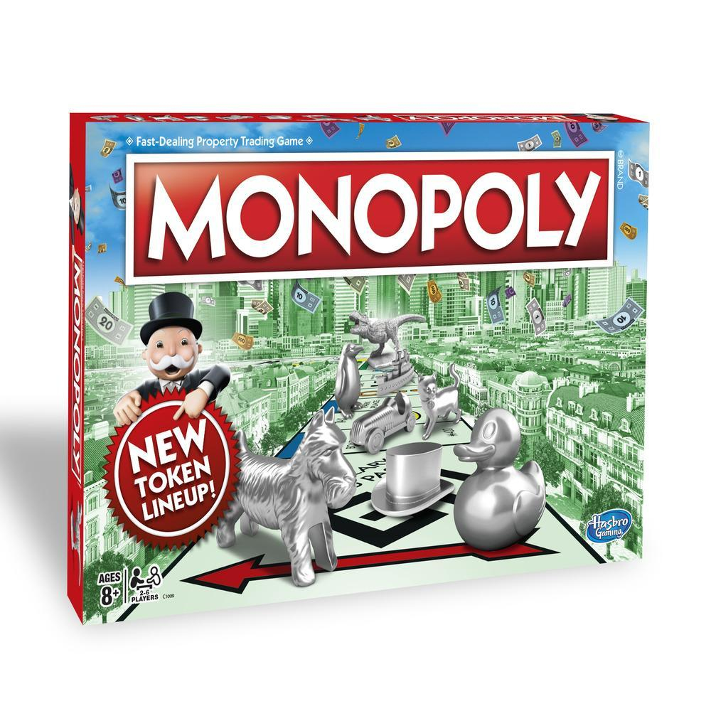 Caja del juego Monopoly, roja y blanca, con fichas y el hombre Monopoly. Fondo de paisaje urbano.