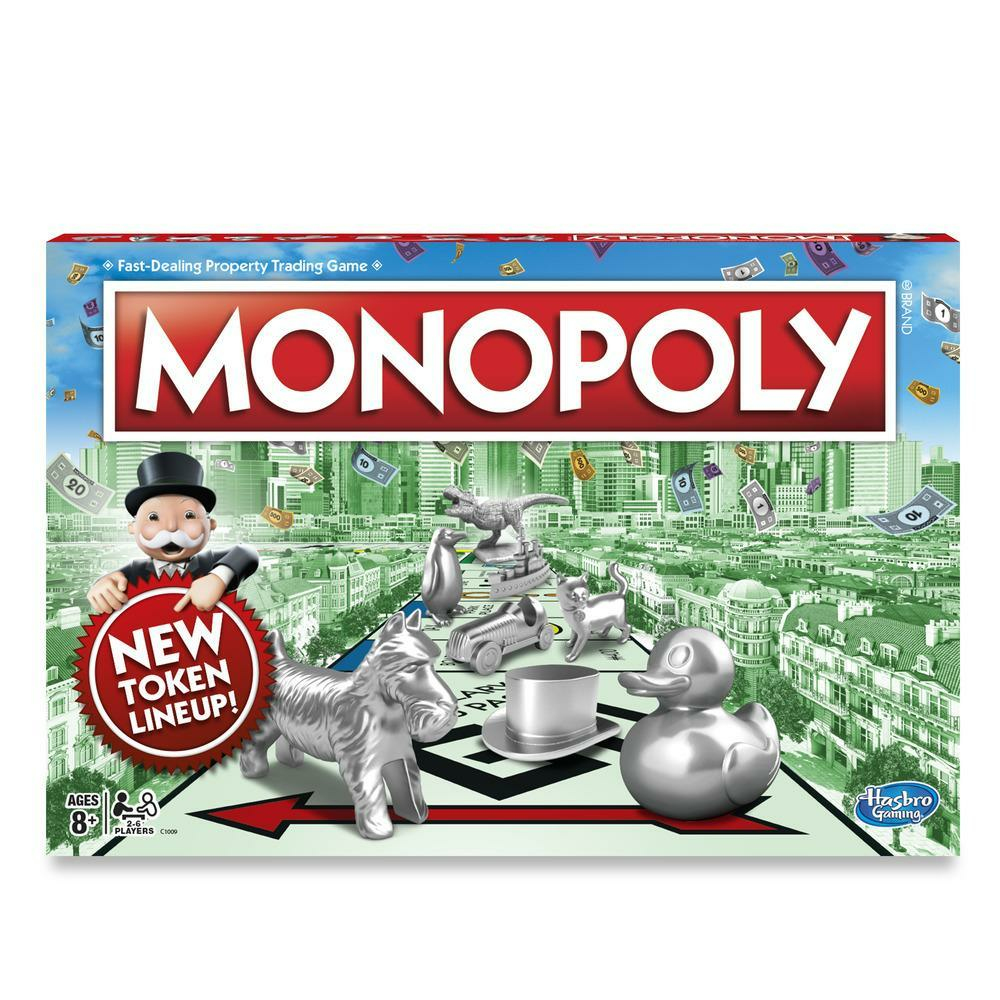 Caja del juego Monopoly, roja, blanca y verde. Presenta fichas, el hombre Monopoly y un fondo de paisaje urbano.