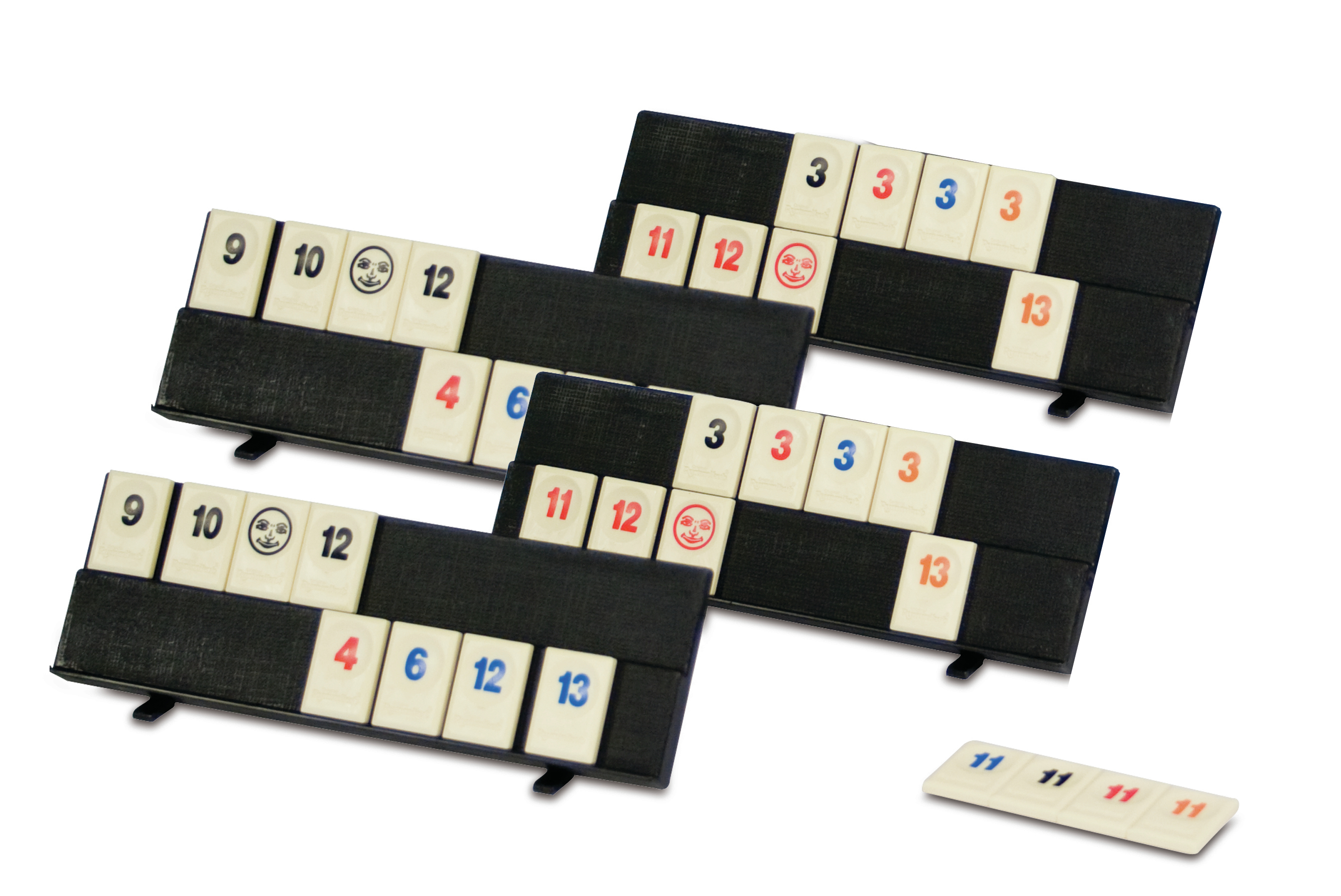 Gra Rummikub, pokazująca płytki na czarnych stojakach, z numerami i twarzami.