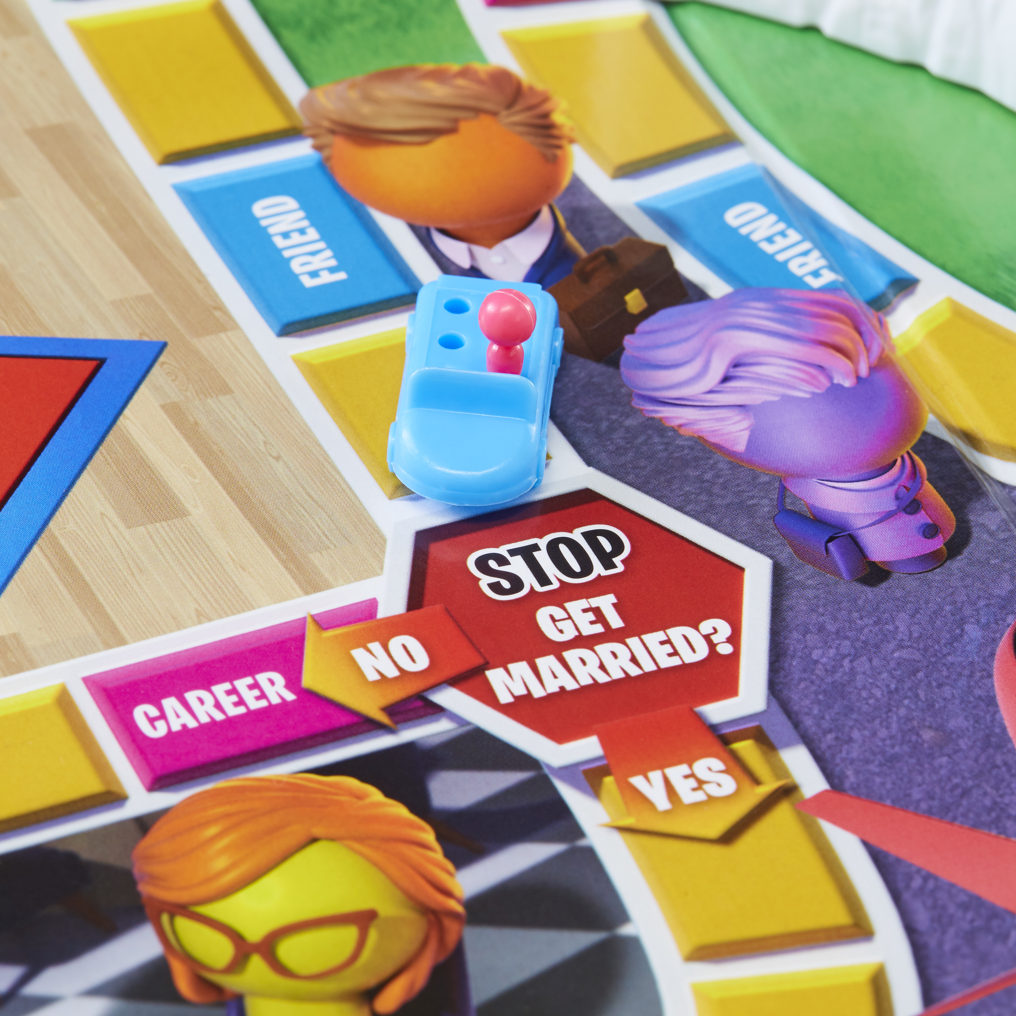 Bordspel met figuren en een bord dat een beslispunt laat zien: Trouwen? Ja of Nee.