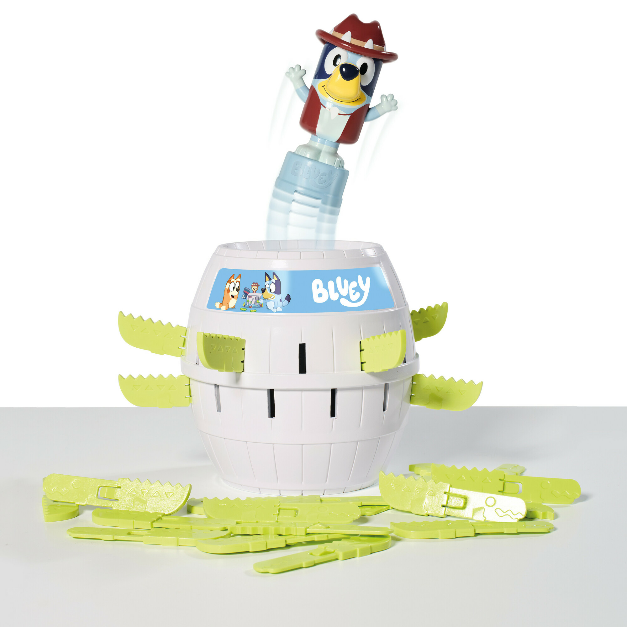 Ein Spiel zum Thema Bluey mit einer springenden Figur und einem Fass mit Schlitzen und grünen Blättern.