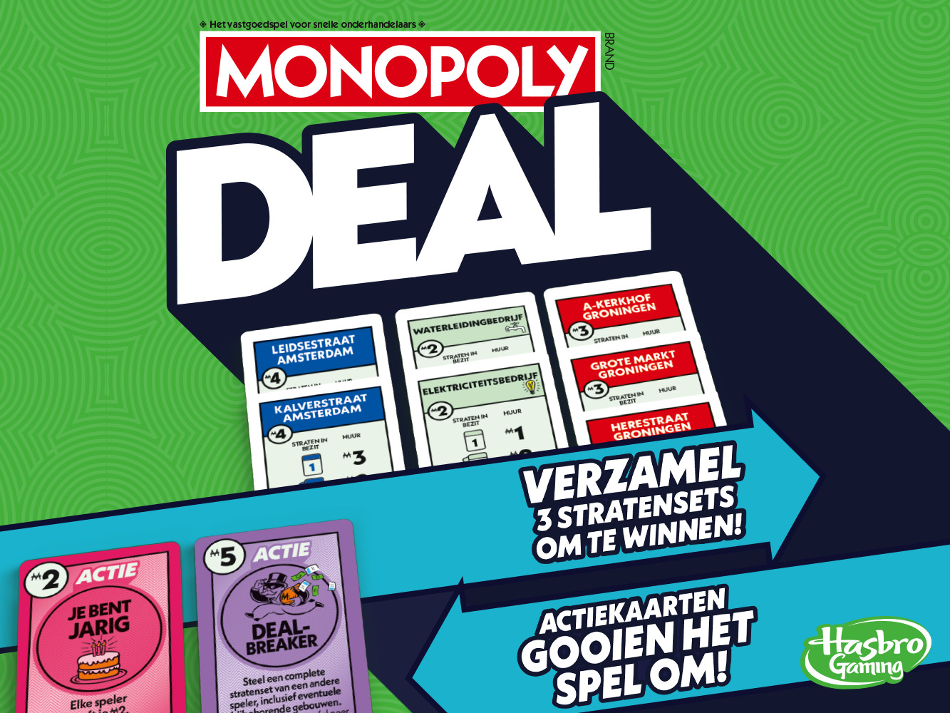 Gra karciana Monopoly Deal z kartami nieruchomości i akcji. Zielone tło ze strzałkami i tekstem. Logo Hasbro.