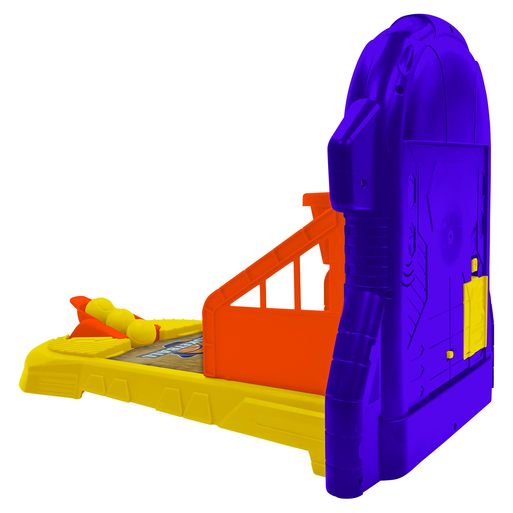 Un gioco di basket giocattolo giallo, arancione e blu. Ha una rampa, un tabellone e un canestro.