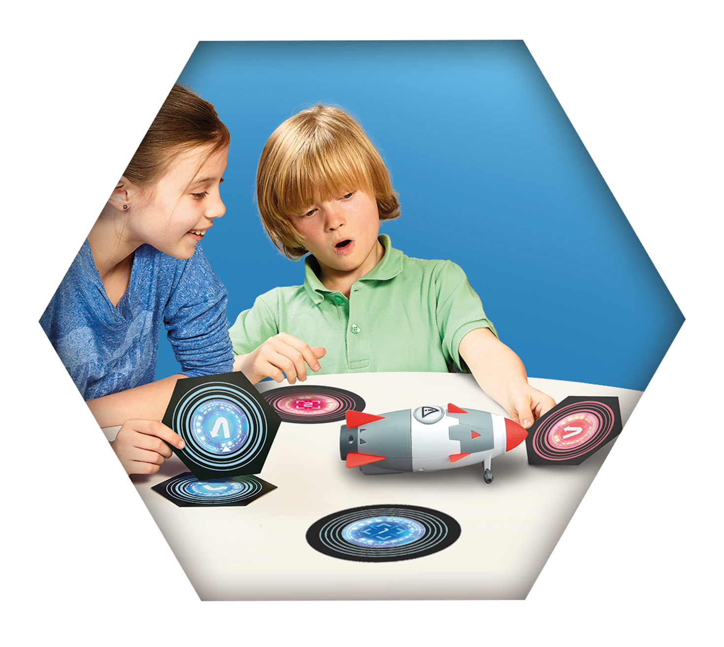 Dos niños jugando un juego de mesa, uno sosteniendo una carta, con un cohete y fichas.