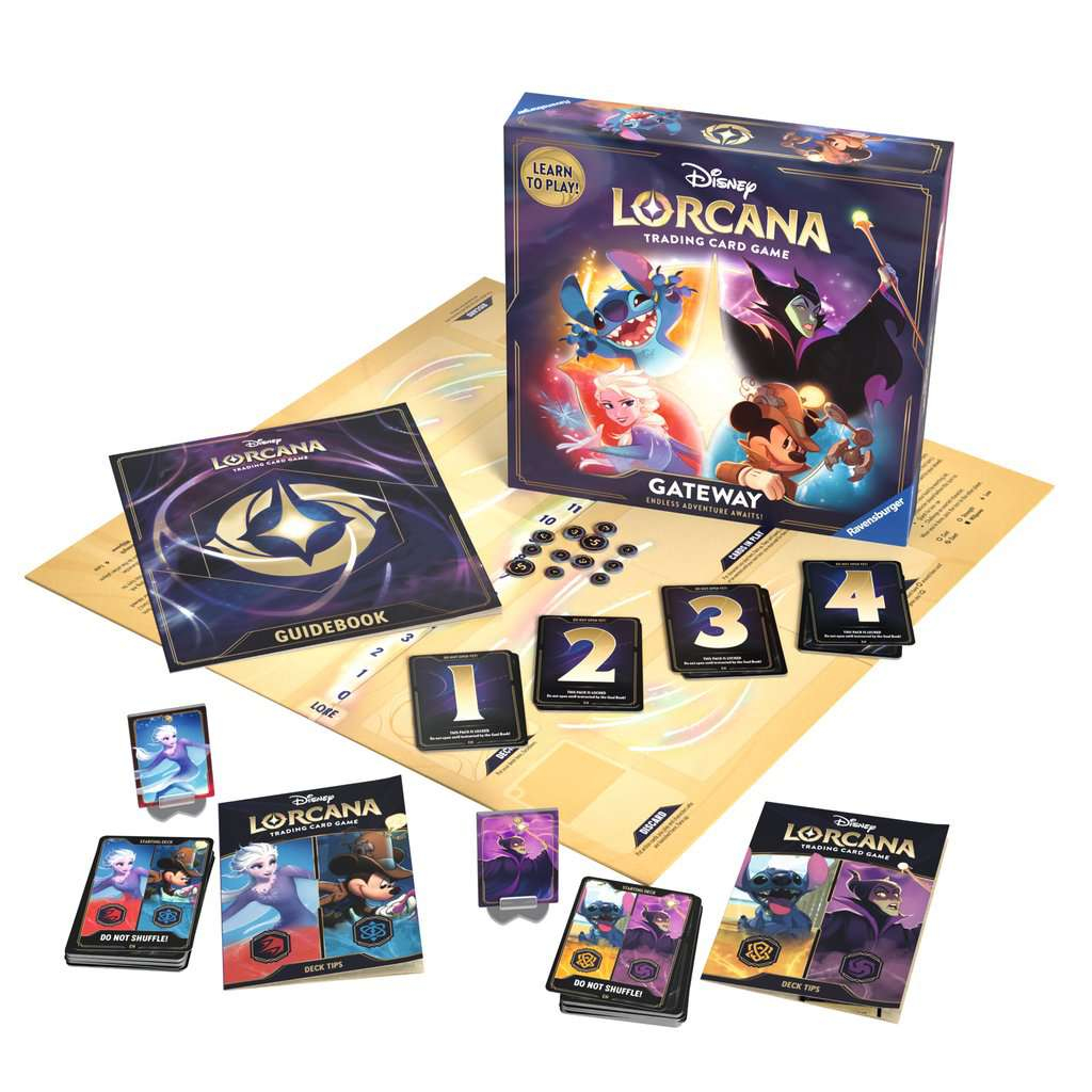 Una collezione di oggetti del gioco di carte collezionabili Disney Lorcana. Sono mostrati la scatola, le guide, le carte e i pezzi del gioco.