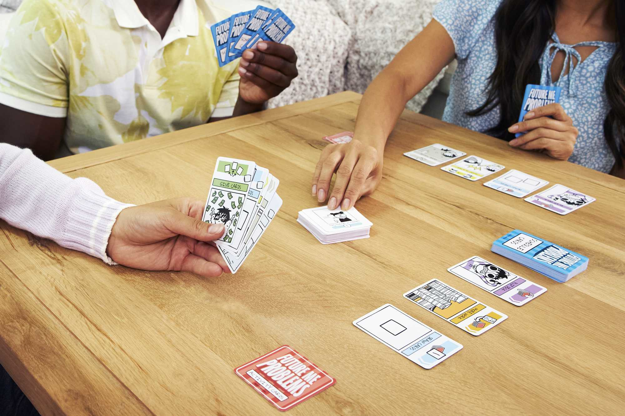 Leute spielen ein Kartenspiel. Das Spiel beinhaltet das Ziehen von Karten und Entscheidungen auf einem Holztisch.