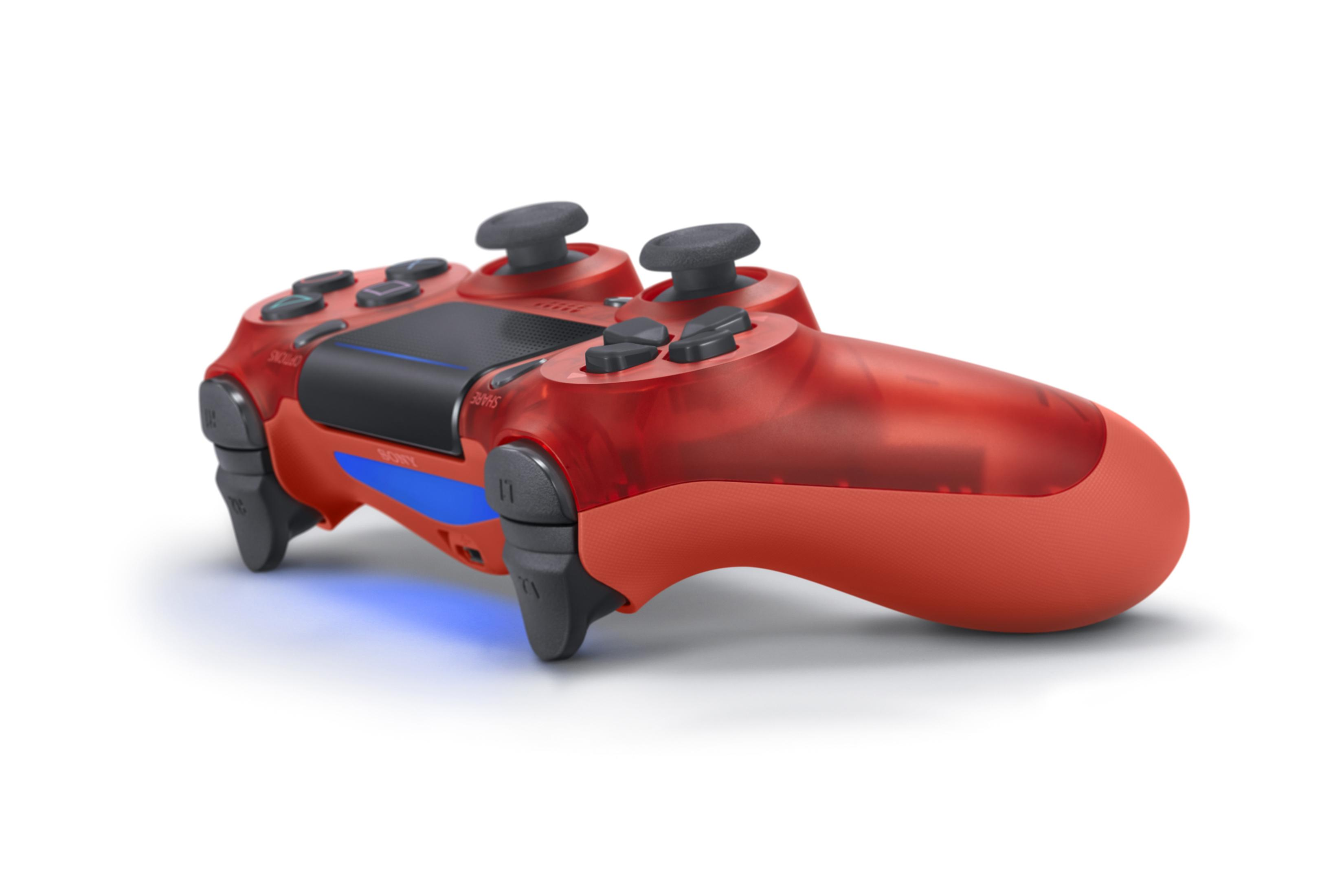 Roter und transluzenter PS4-Controller auf weißem Hintergrund, mit Knöpfen und Joysticks.