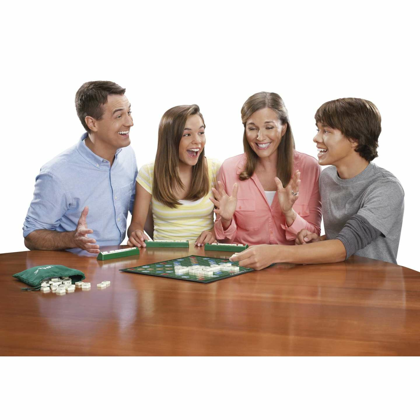 Rodzina grająca w Scrabble, z planszą, literami i radosnymi wyrazami twarzy.