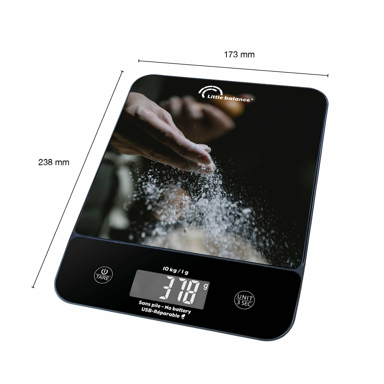 Digitale Küchenwaage mit Mehl. Zeigt 378g. Abmessungen: 238mm x 173mm.