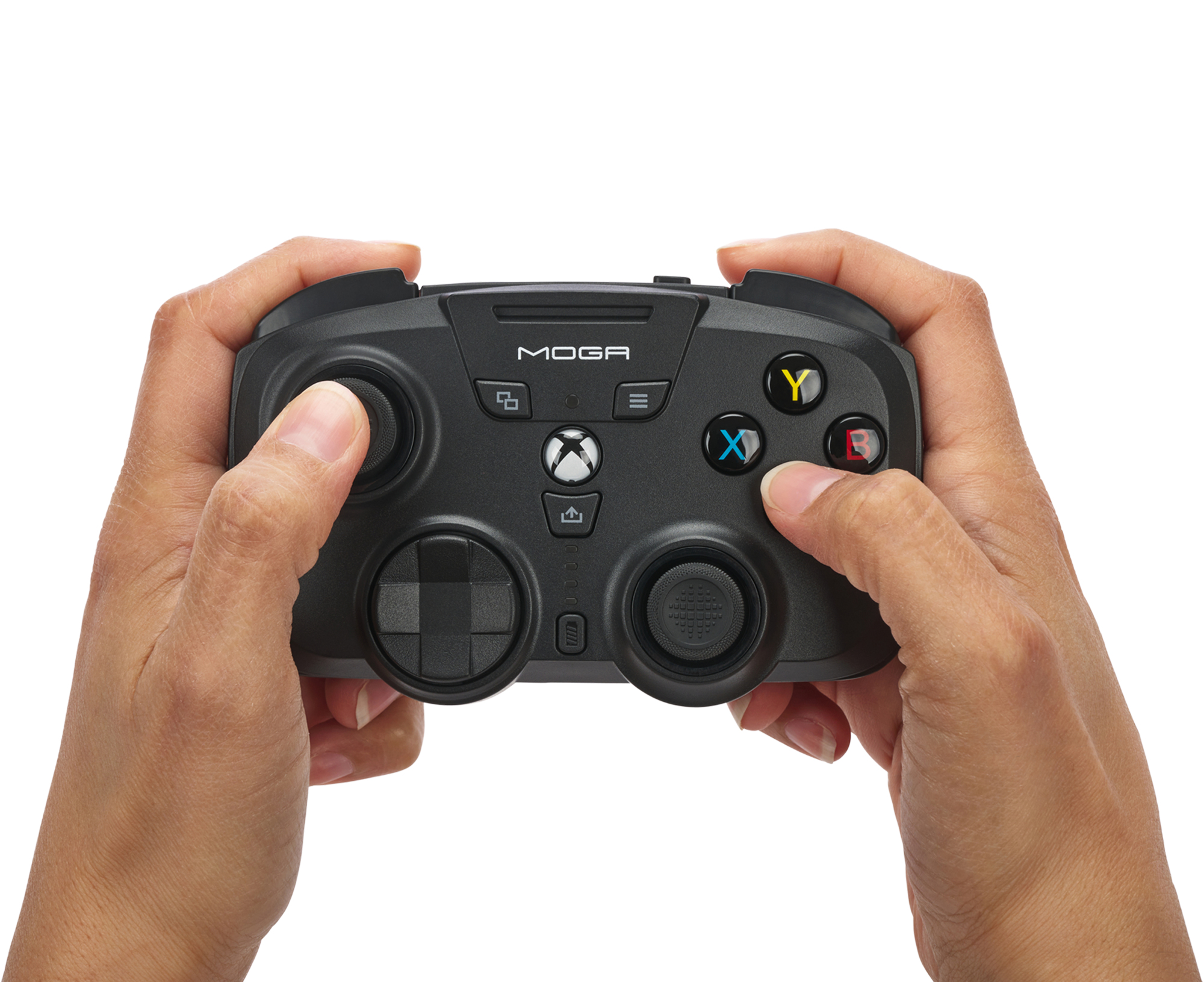 Schwarzer MOGA Xbox-Controller in beiden Händen gehalten. Mit Knöpfen und Sticks.