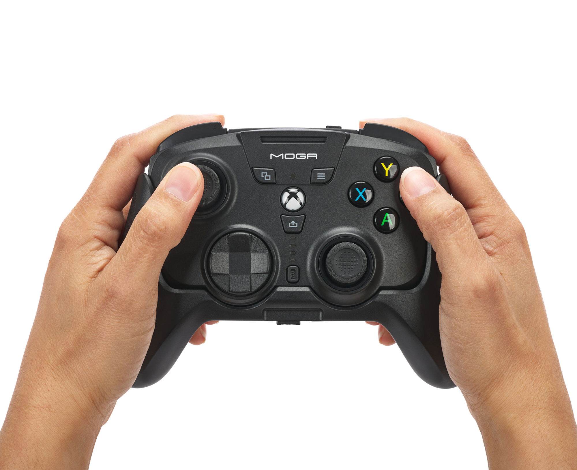 Hände halten einen schwarzen MOGA Xbox-Controller mit bunten Knöpfen.