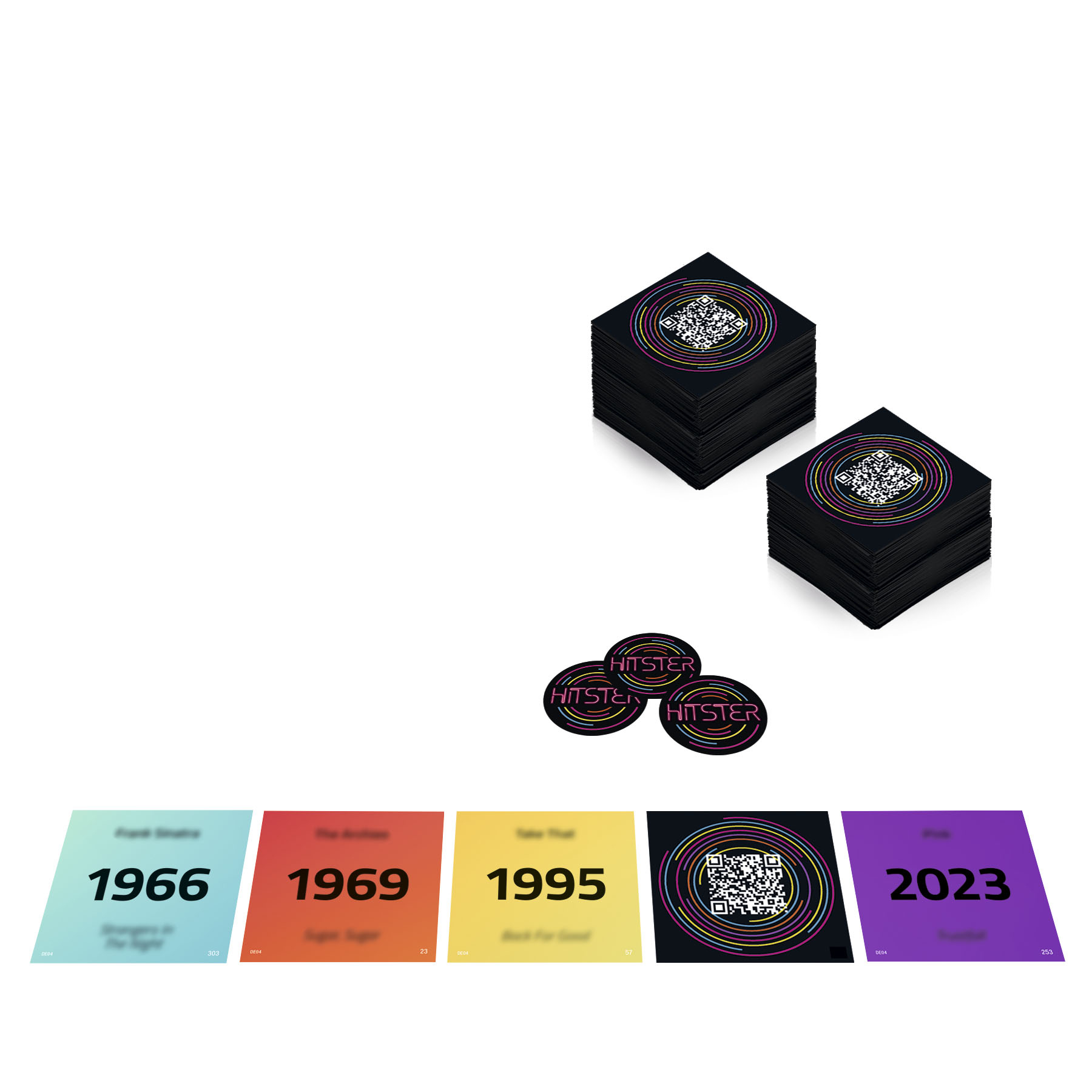 Piles de cartes et jetons noirs du jeu HITSTER. Plusieurs cartes avec des années et des codes QR sont également présentes.