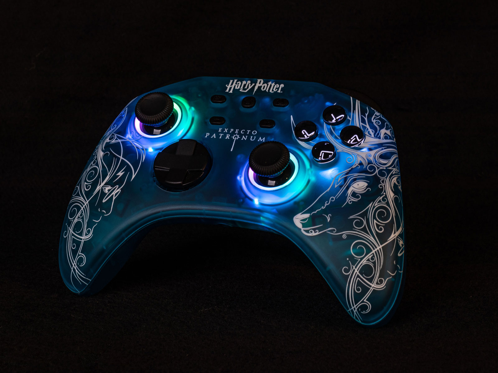 Niebieski kontroler Harry'ego Pottera ze światłami i napisem 'EXPECTO PATRONUM' na czarnym tle.