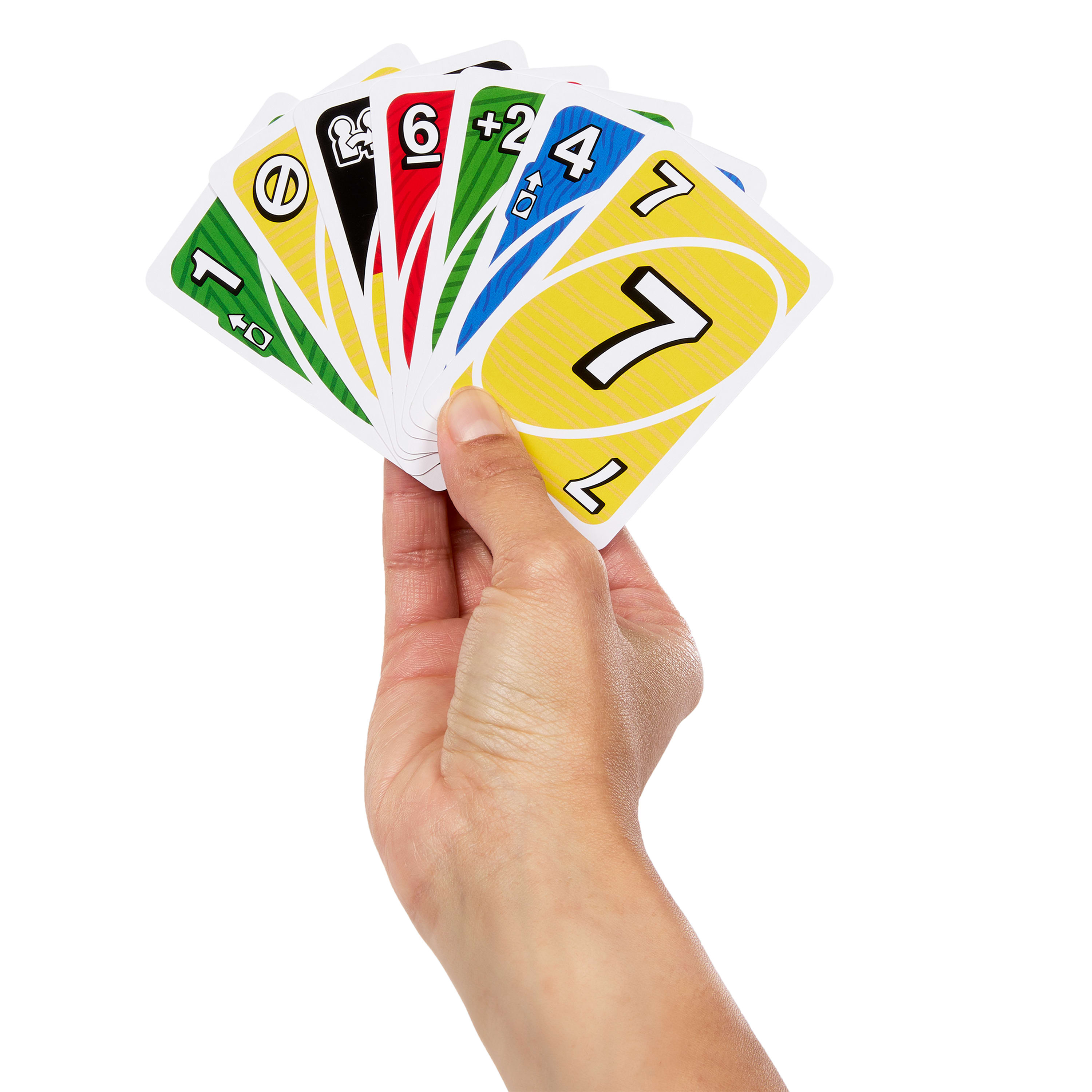 Mano sosteniendo abanico de cartas Uno, mostrando colores y números sobre fondo blanco.