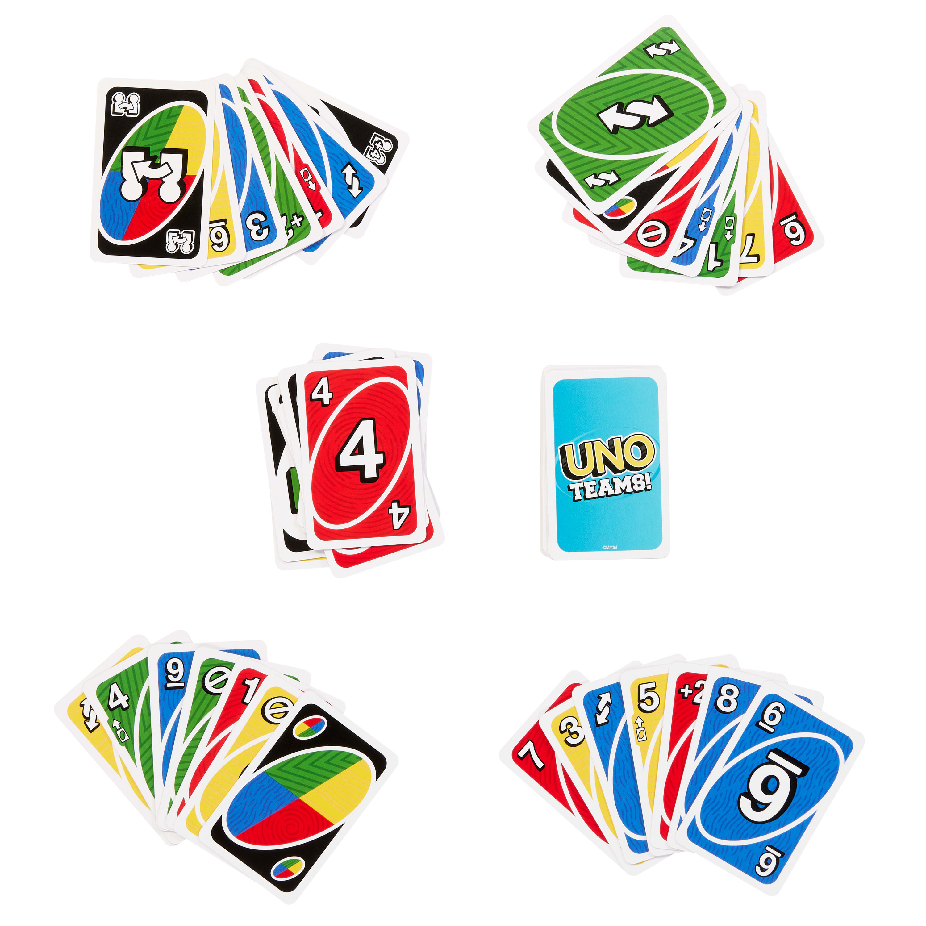 Varios mazos de cartas Uno están extendidos. Las cartas están en varias disposiciones de mano, mostrando diferentes números y colores.