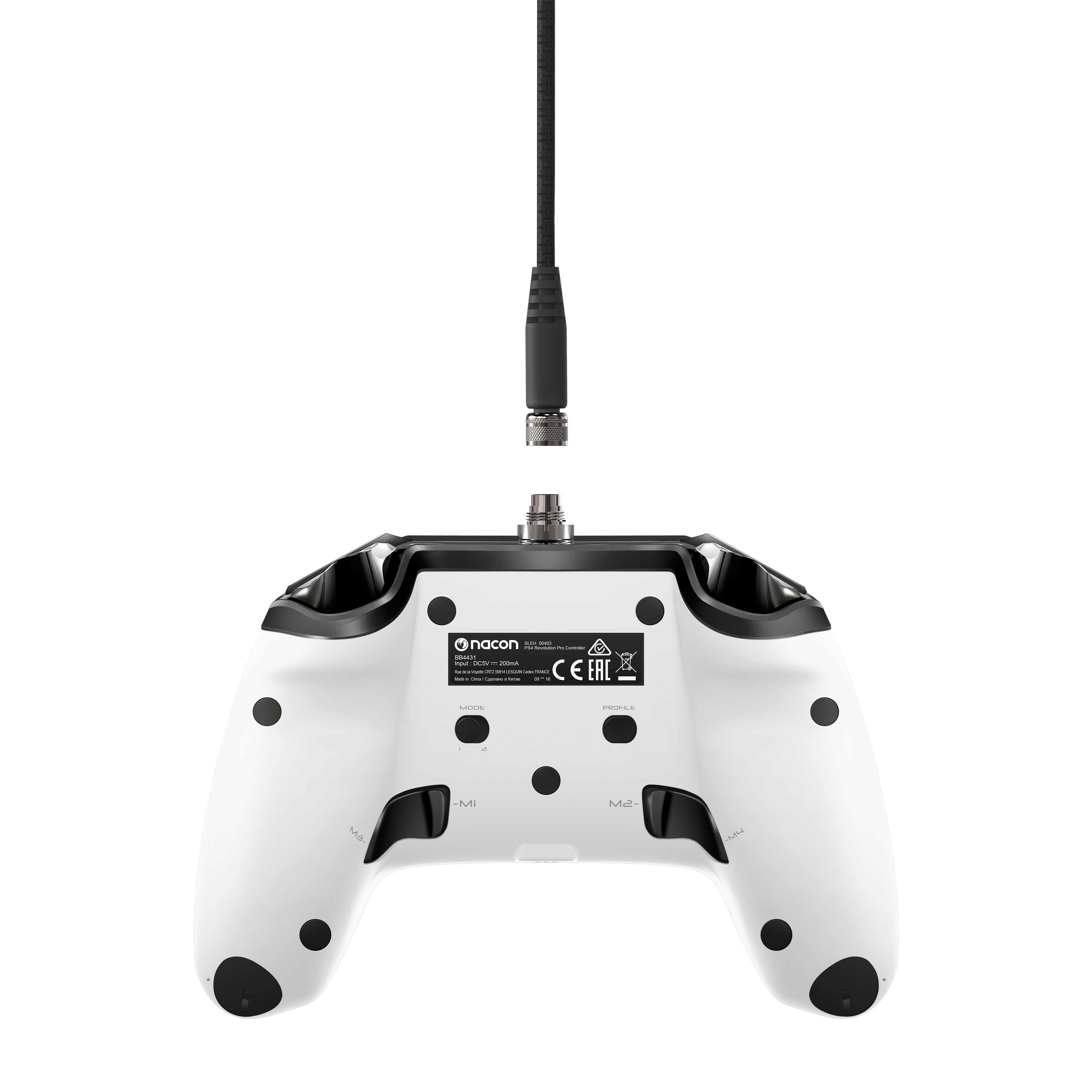 Die Rückseite eines weißen Gamecontrollers mit schwarzem Kabel oben. Der Boden zeigt Details.