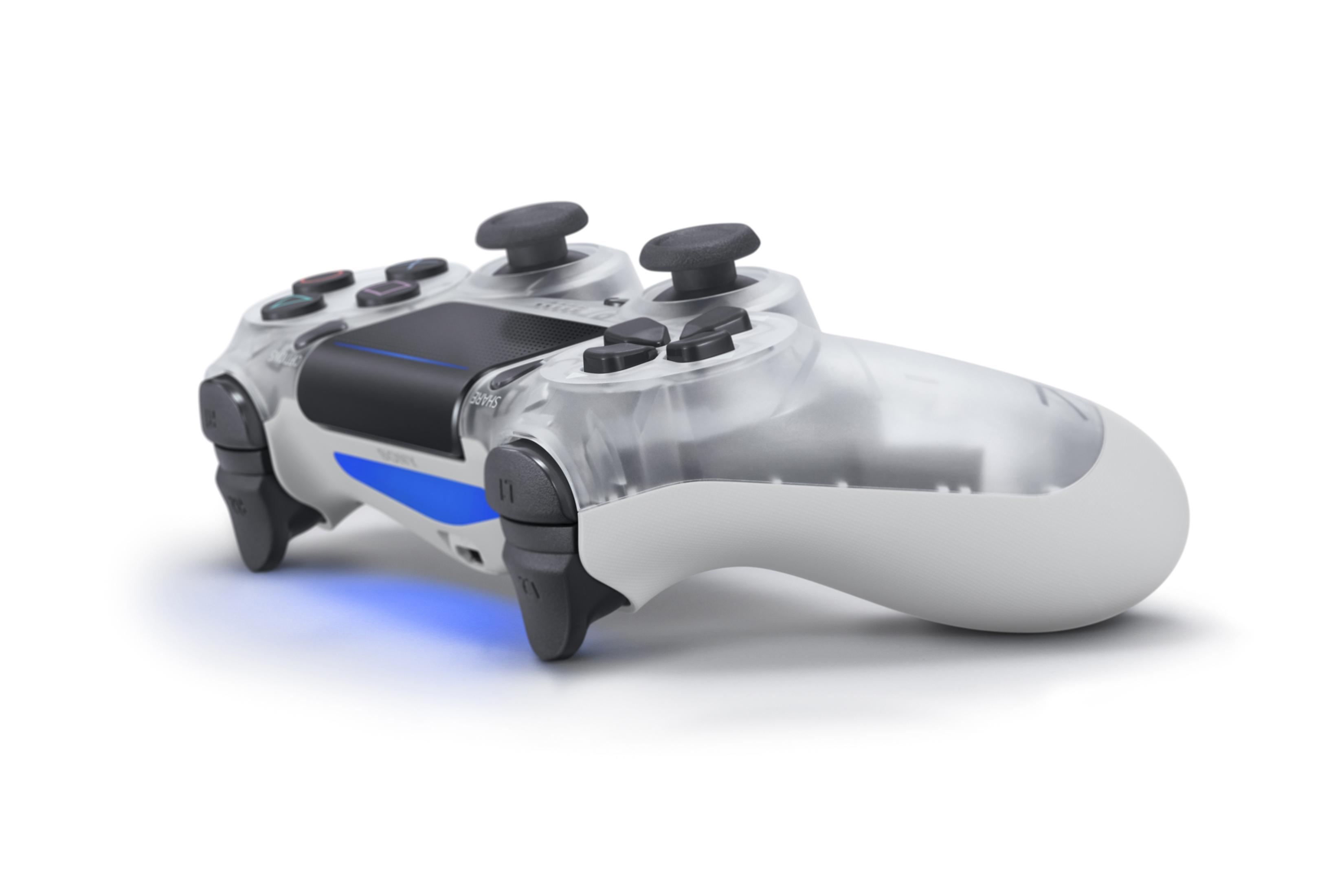 Controller PS4 trasparente, pulsanti e joystick visibili, luce blu.
