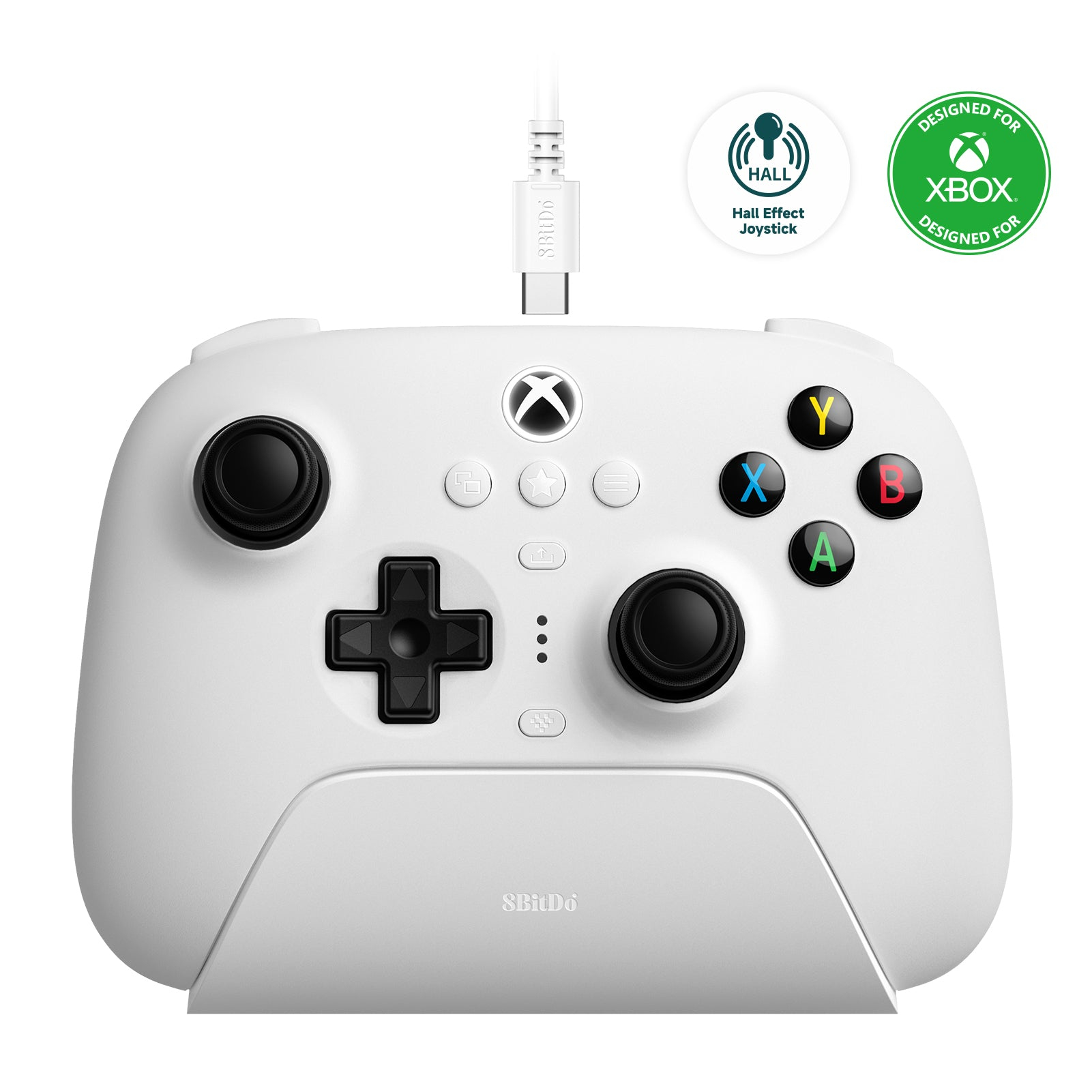 Weißer Xbox-Controller mit schwarzen Knöpfen und Joysticks, verbunden durch ein weißes Kabel, auf weißer Oberfläche.