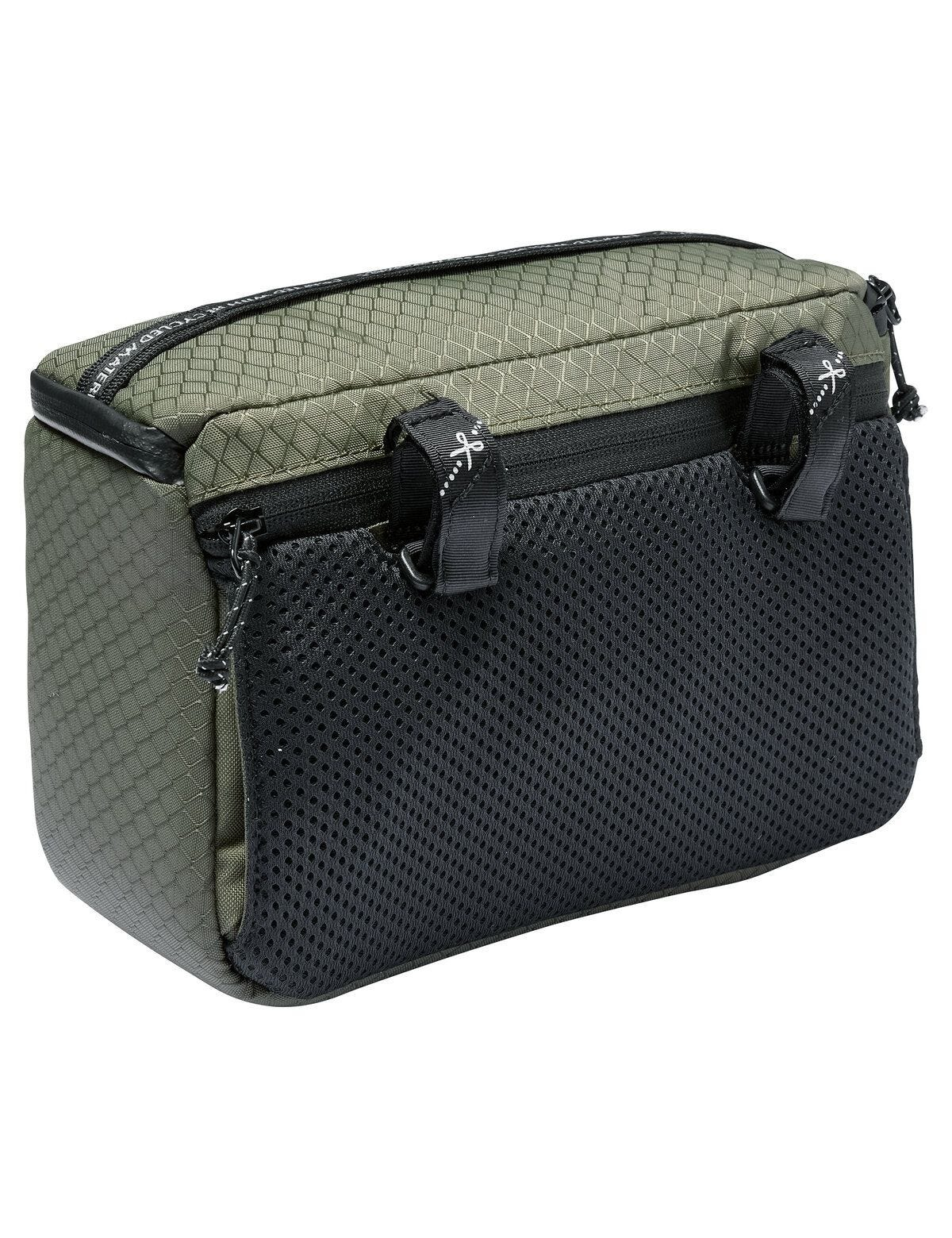 Zielona torba rowerowa z czarną kieszenią z siatki i zamkami błyskawicznymi.