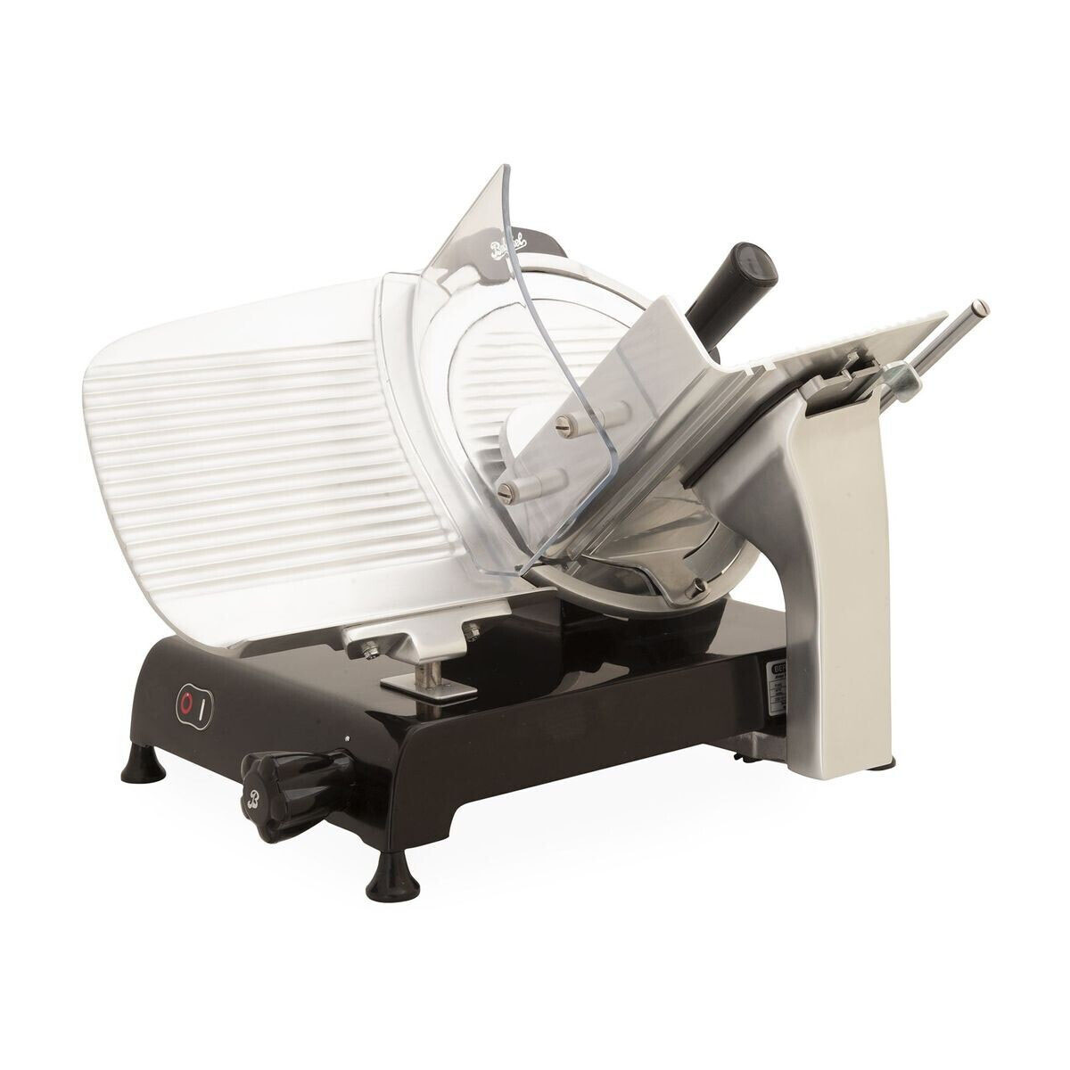 Czarno-srebrna krajalnica. Posiada przezroczystą osłonę bezpieczeństwa i ostrze. Posiada czarną podstawę.