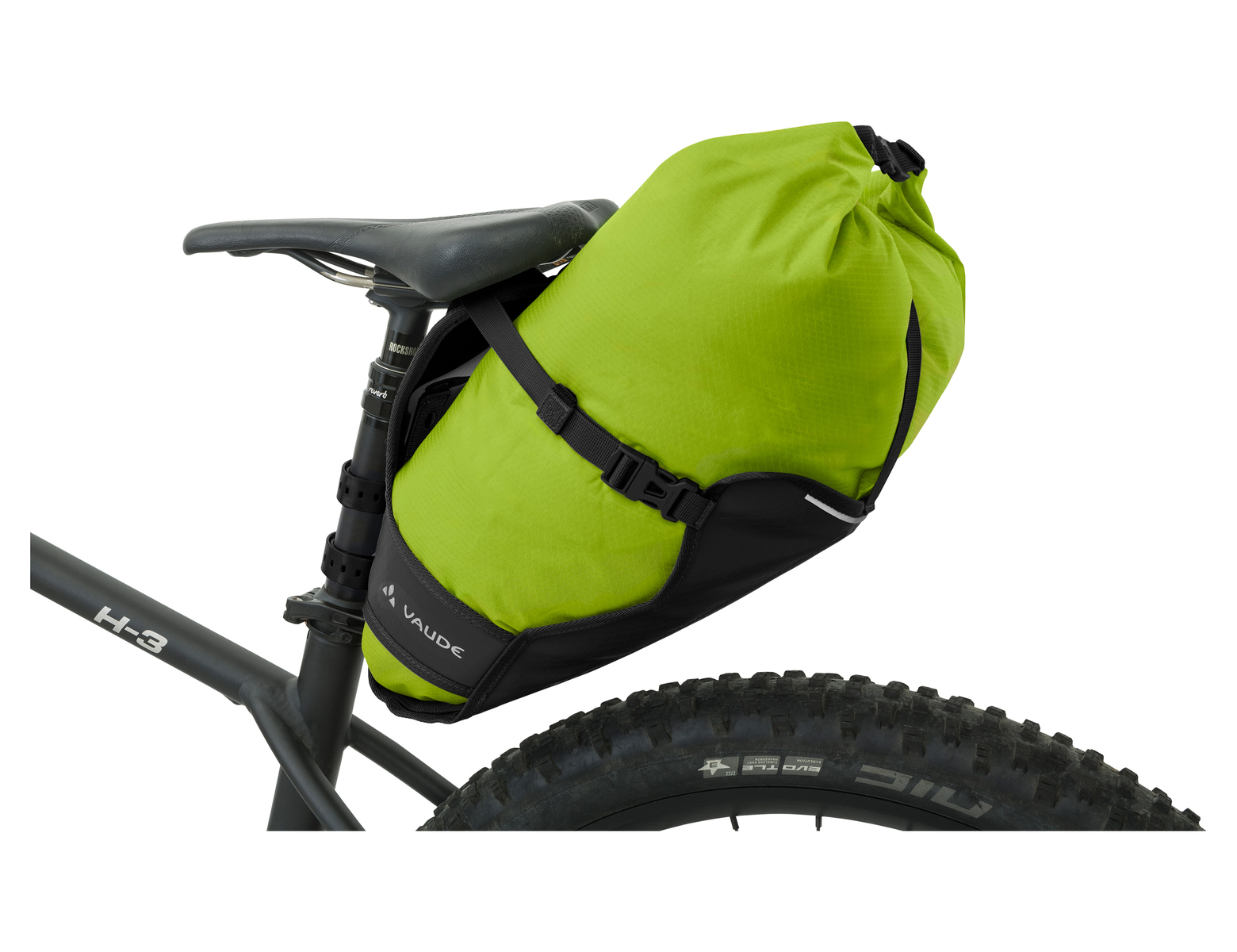 Grüne Tasche an einem Fahrradsattel, an einem Fahrrad mit schwarzem Rahmen.