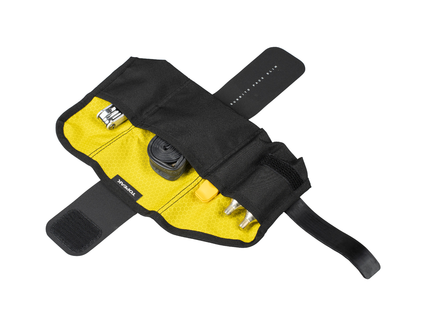 Otwarta czarna torba na siodełko rowerowe, ukazująca oponę, narzędzia i inne przedmioty.