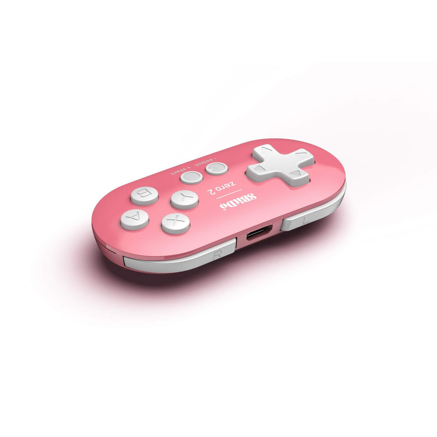 Różowy kontroler do gier 8BitDo Zero 2. Ma białe przyciski i krzyżak. Kompaktowa konstrukcja.