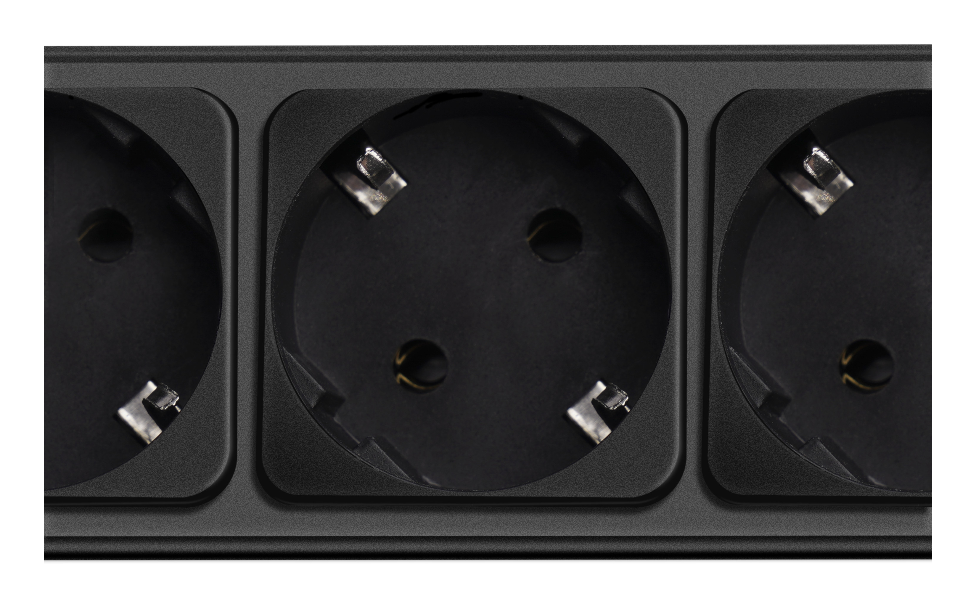 Zbliżenie trzech czarnych gniazd na listwie zasilającej z białym tłem.