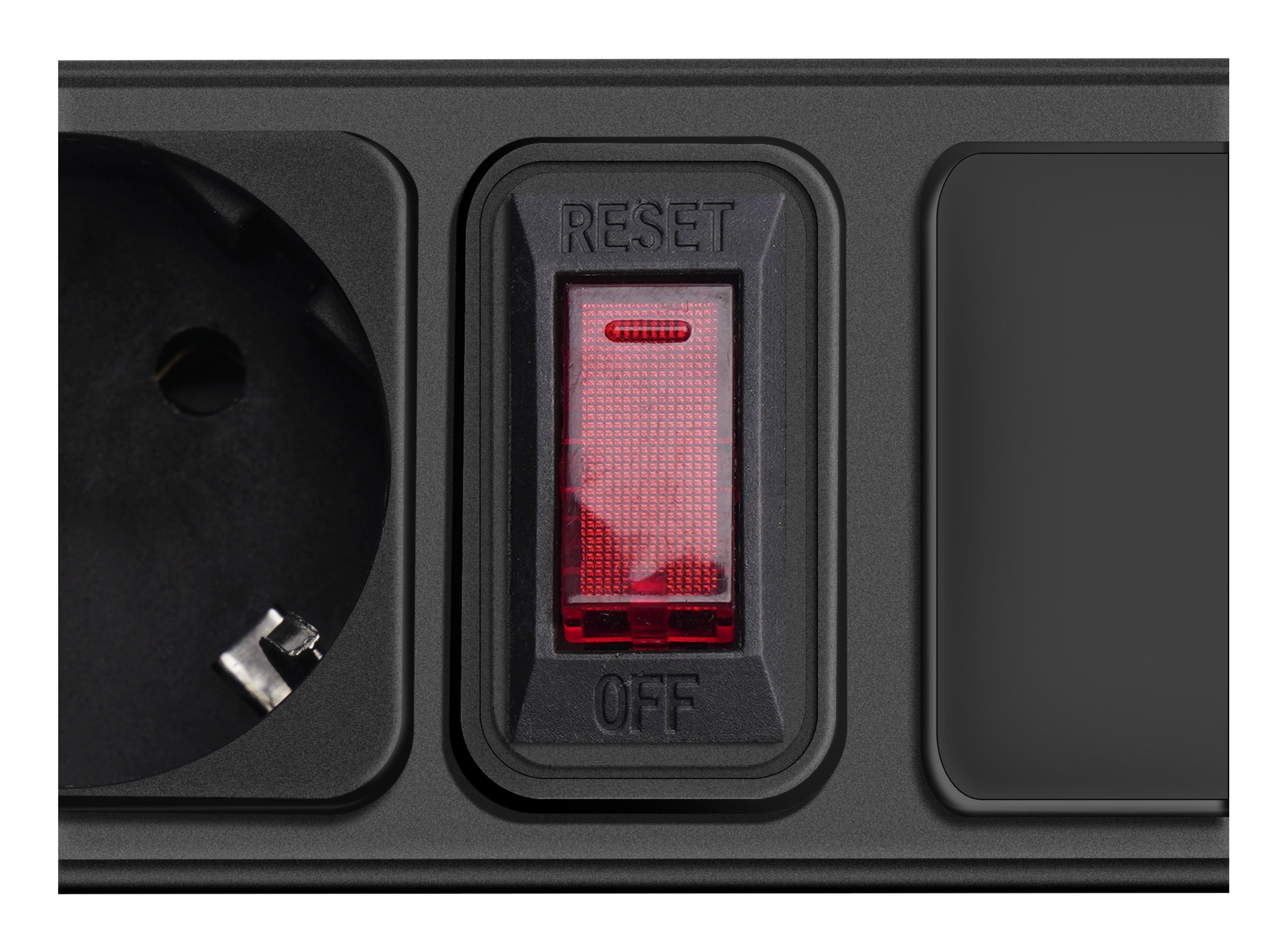 Zbliżenie czarnej listwy zasilającej z czerwonym przyciskiem reset. Białe tło.