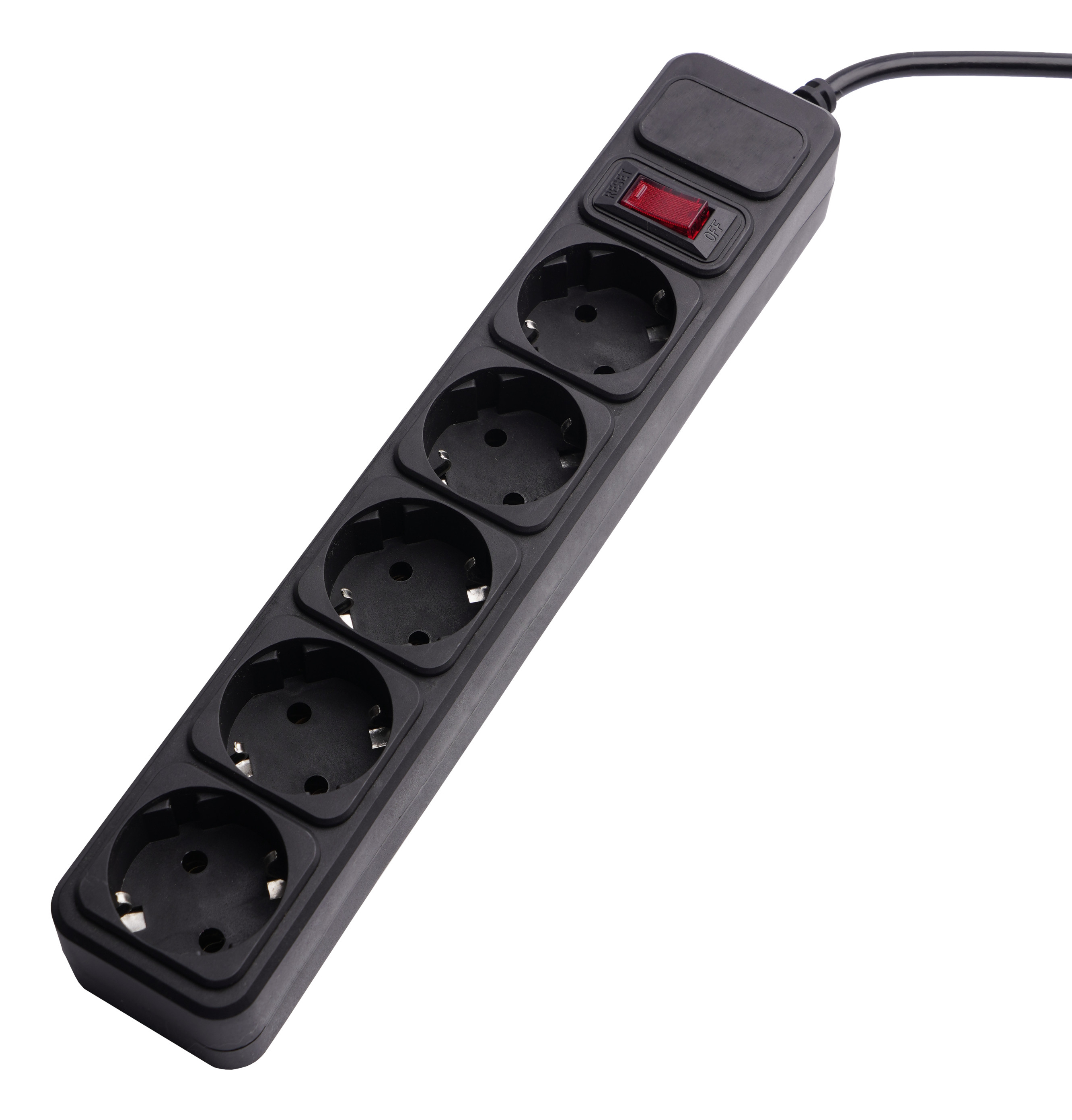 Czarna listwa zasilająca z pięcioma gniazdami i czerwonym przyciskiem reset. Białe tło.