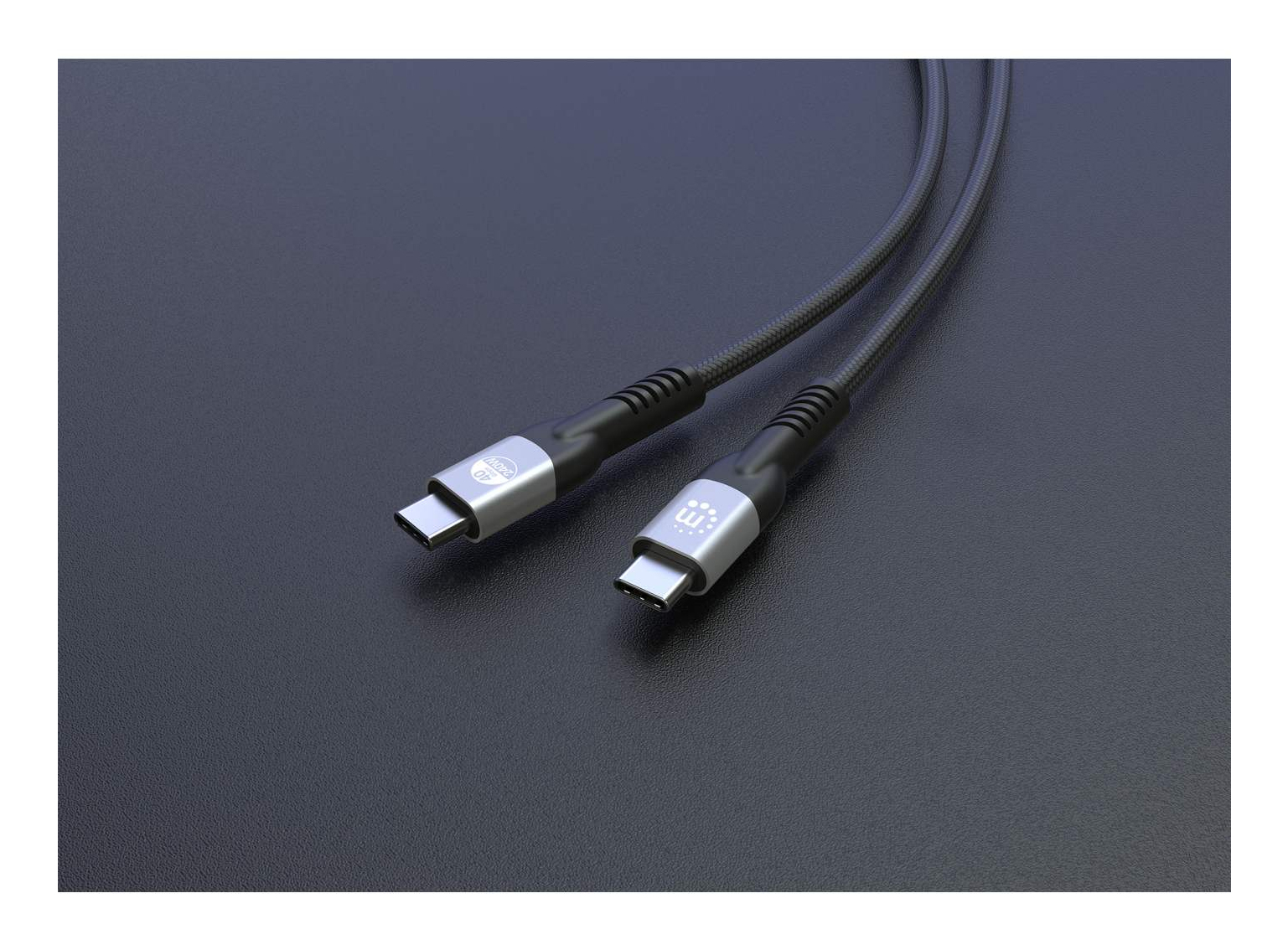 Due cavi USB-C, neri con connettori grigi, su una superficie nera.