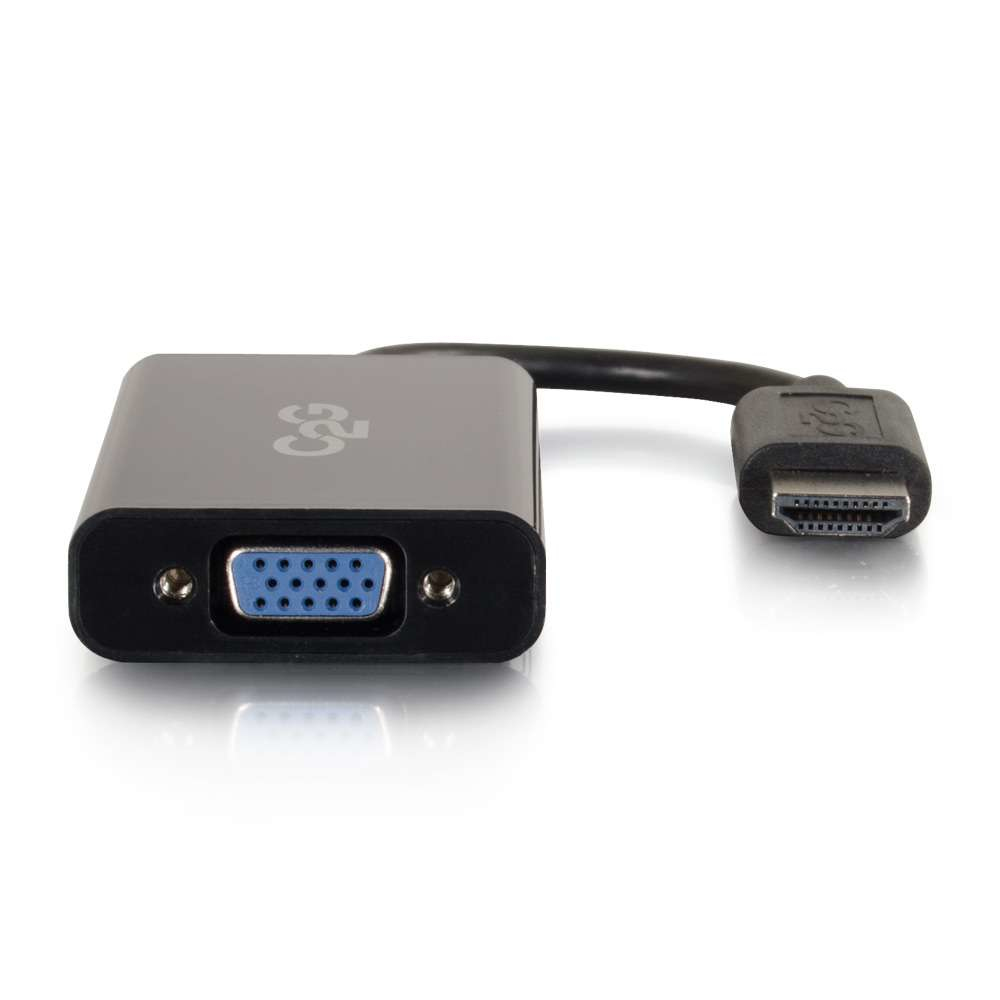 Adaptador negro de HDMI a VGA. Tiene un puerto VGA y un conector HDMI. La marca es C2G.