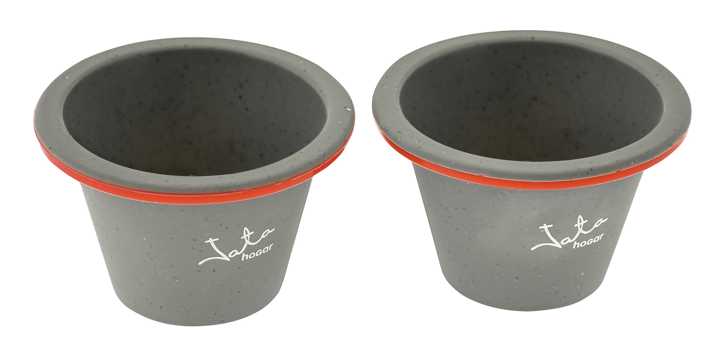 Zwei graue Silikonbecher mit einem roten Ring am oberen Rand und dem Aufdruck 'Jata hogar'.
