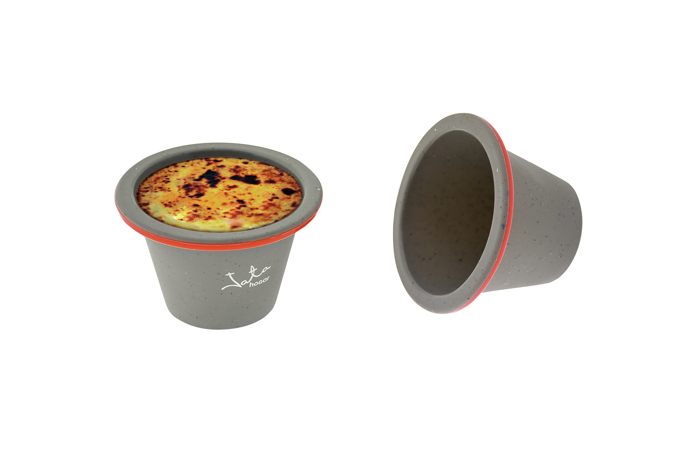 Eine Keramiktasse mit Essen darin und eine weitere daneben.