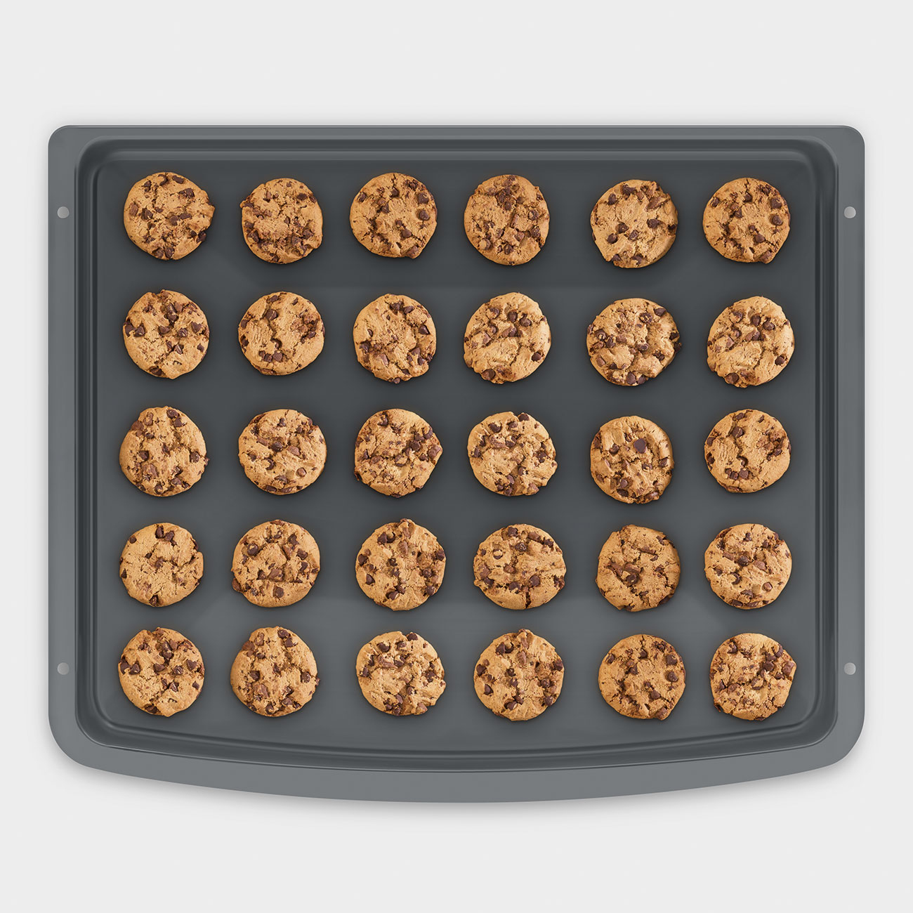 Galletas con chispas de chocolate en una bandeja gris.