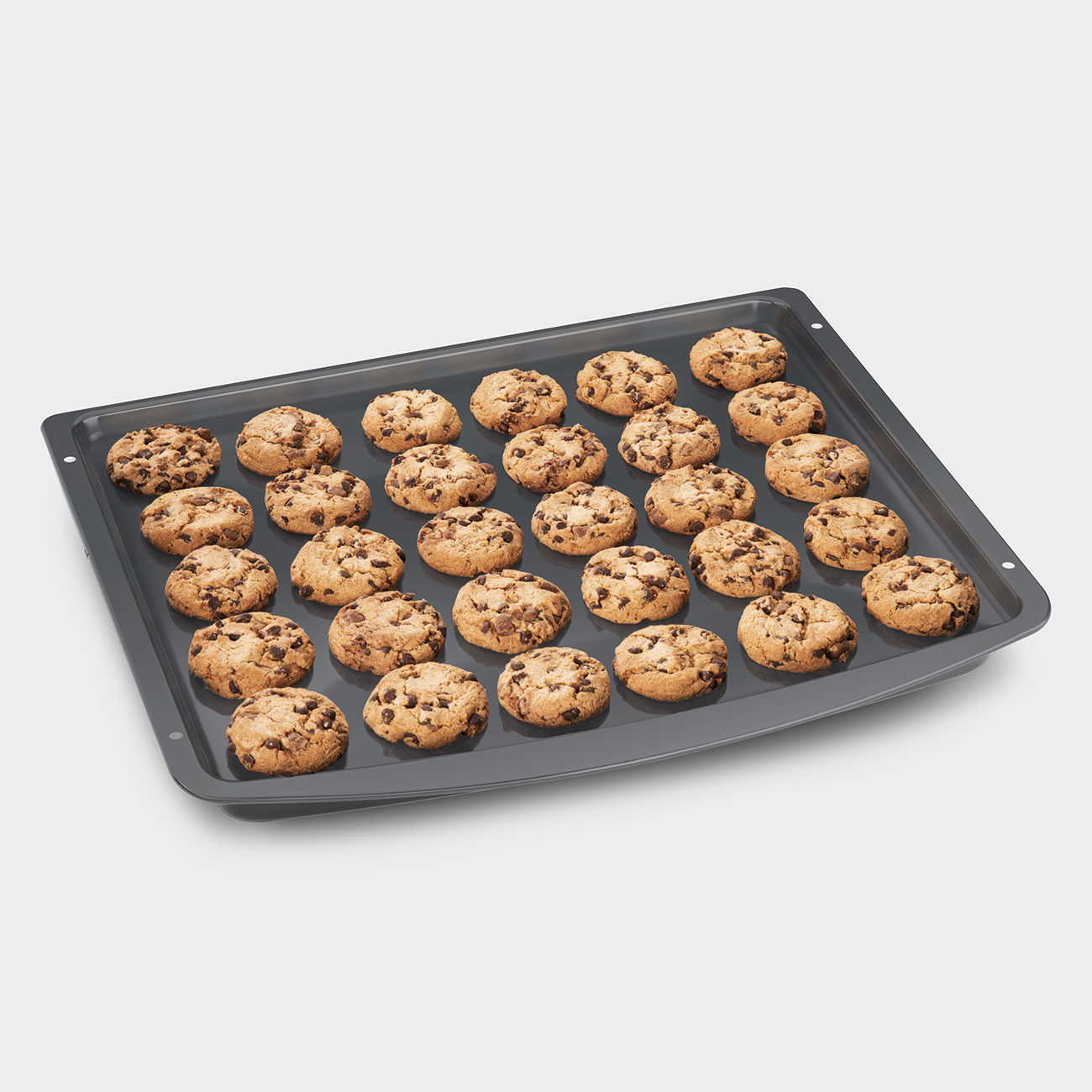 Una bandeja para hornear llena de galletas con chispas de chocolate, dispuestas en un patrón de cuadrícula.