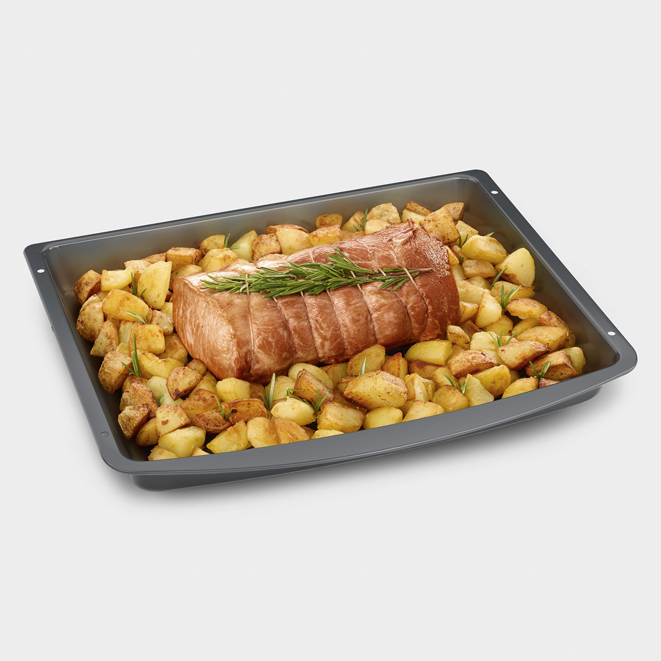 Pastel de carne asado con patatas y romero en una fuente de horno.
