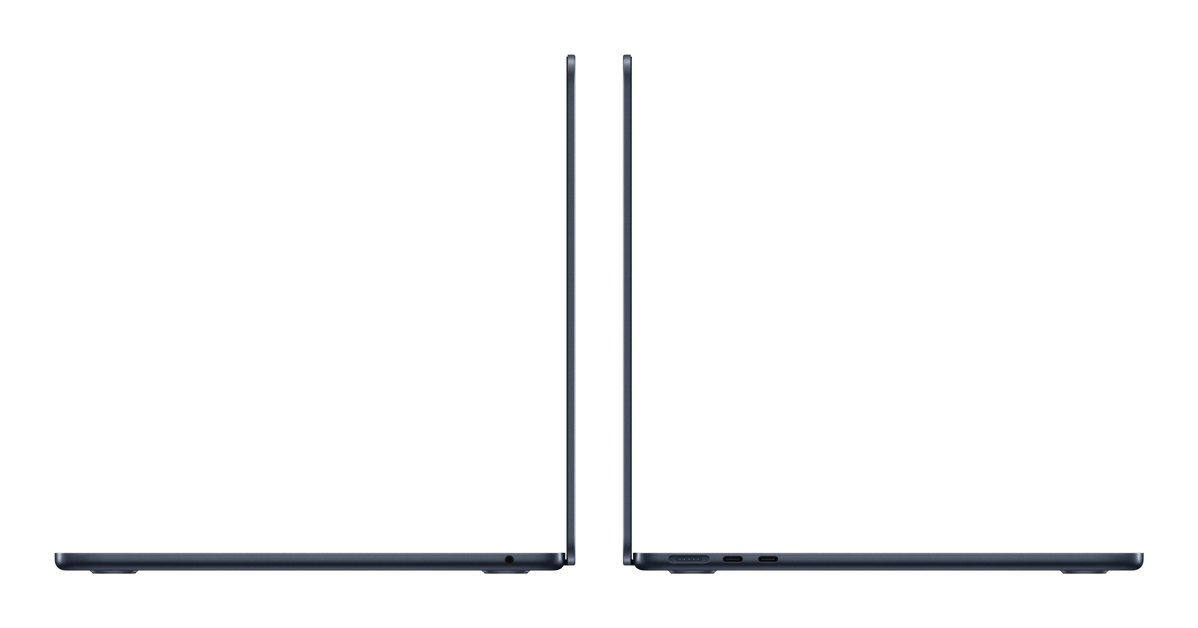 Dwa obok siebie, zamknięte, granatowe laptopy. Białe tło.