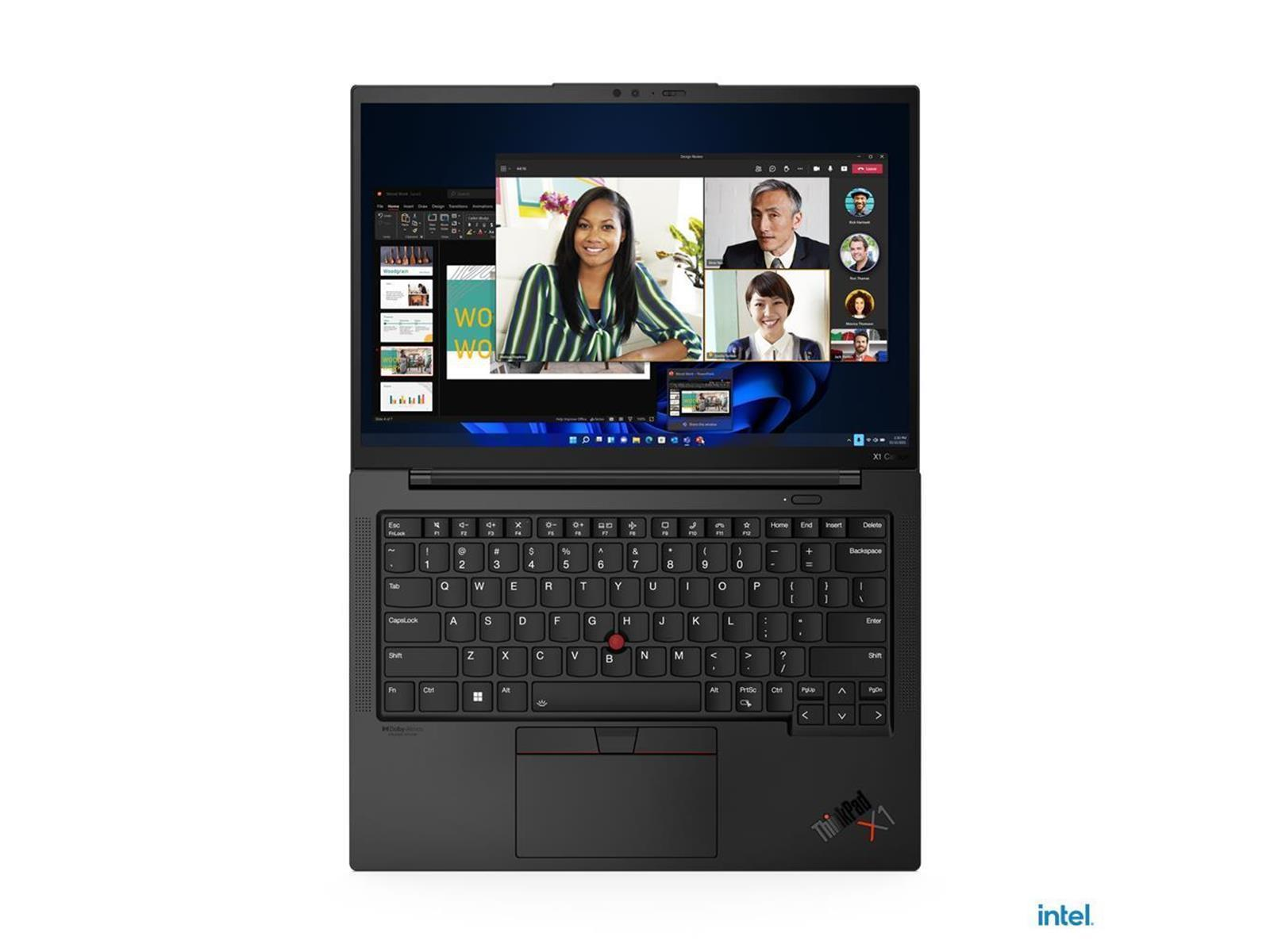 Schwarzer Laptop zeigt einen Videoanruf. Vier Personen sind auf dem Bildschirm. Schwarze Tastatur. Weißer Hintergrund. Intel-Logo.