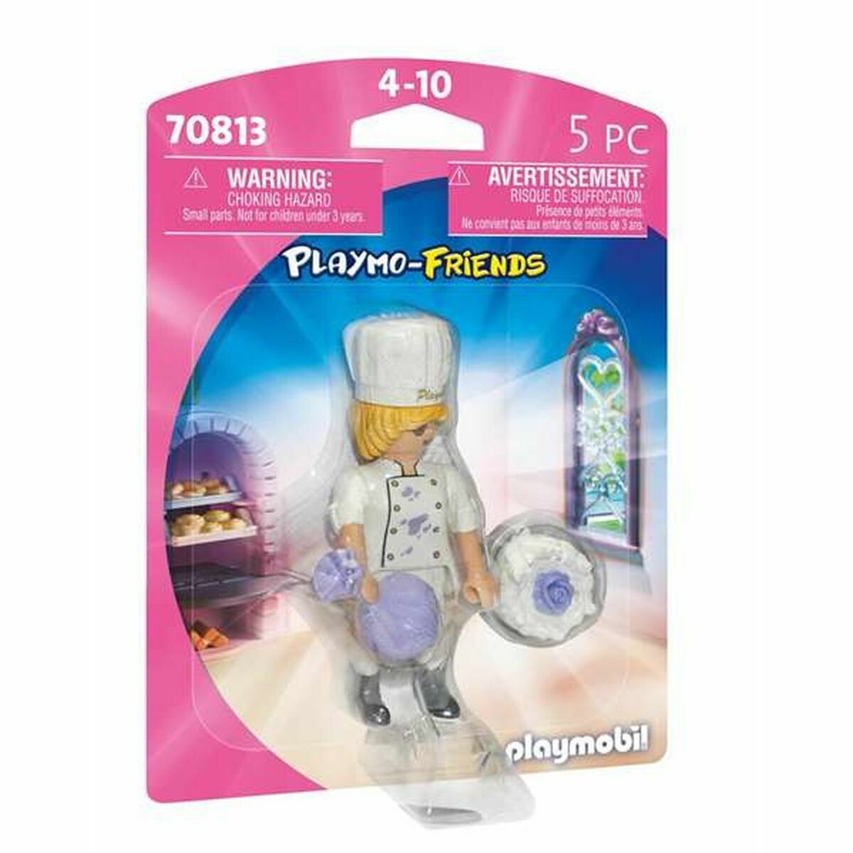 Chef Playmobil con pasticceria. Confezione con etichette di avvertimento. Sfondo bianco.