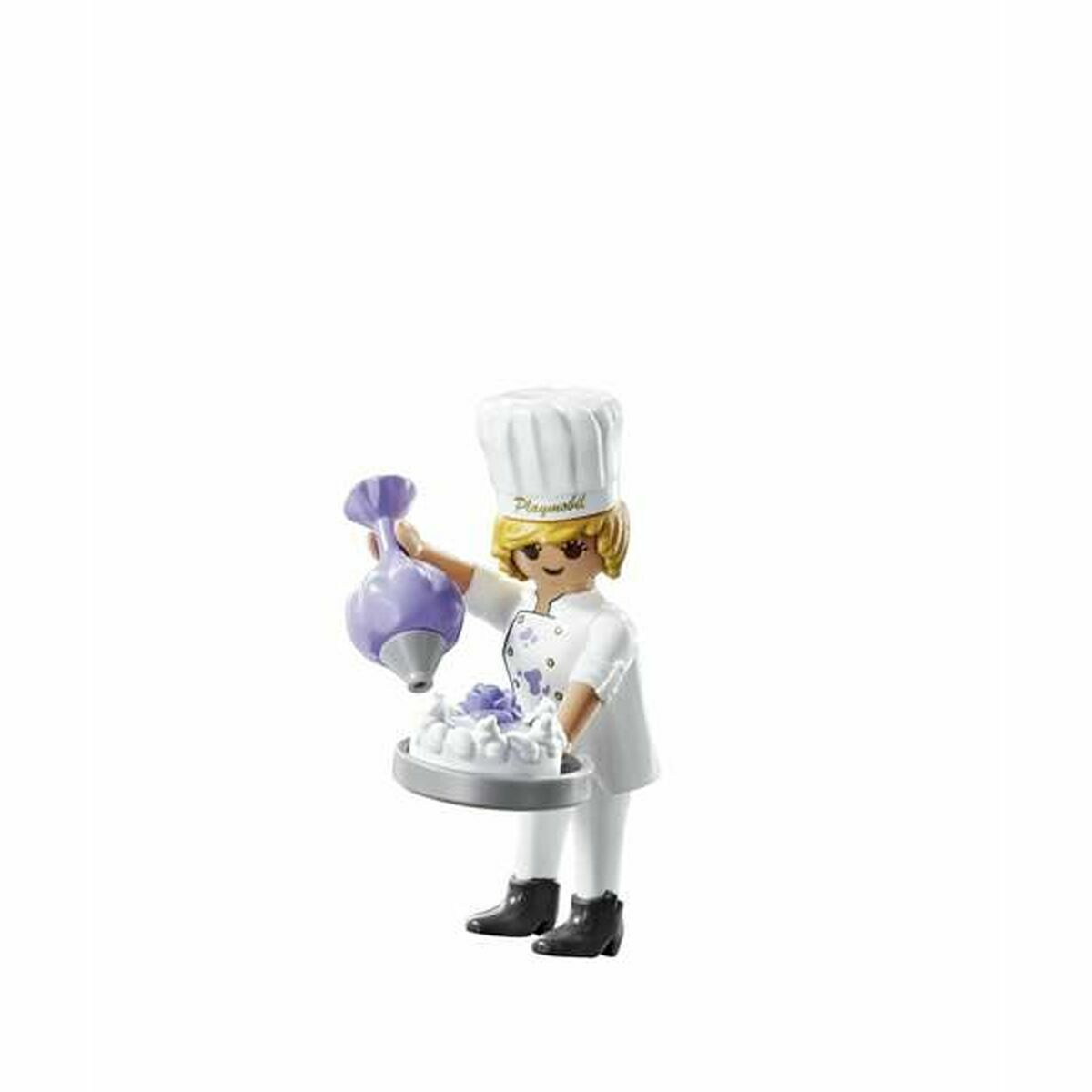 Chef Playmobil, che decora una torta. Tiene sac à poche e torta. Sfondo bianco.