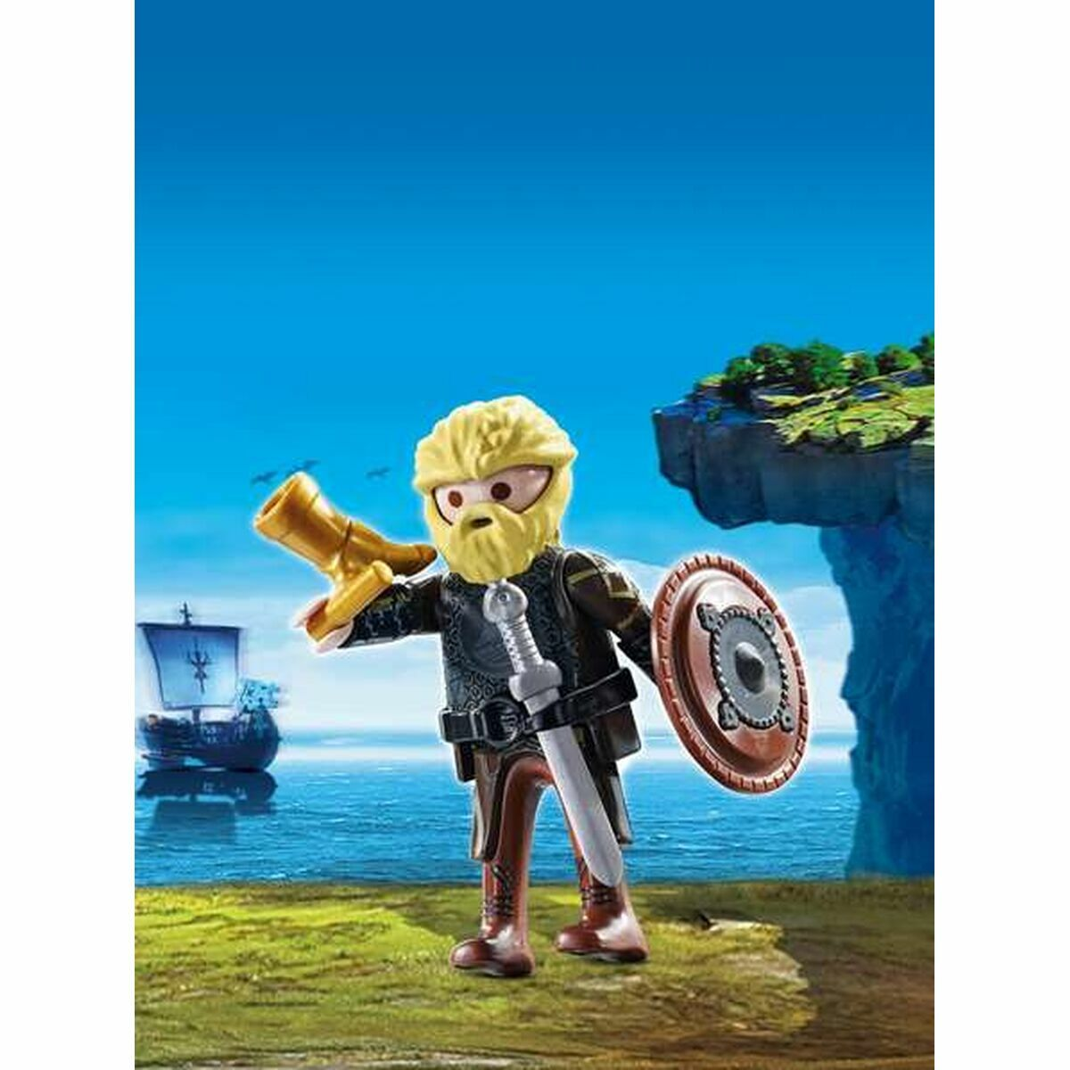 Eine Playmobil-Wikingerfigur mit Schild, Schwert und Horn, vor einem See- und Himmelhintergrund.