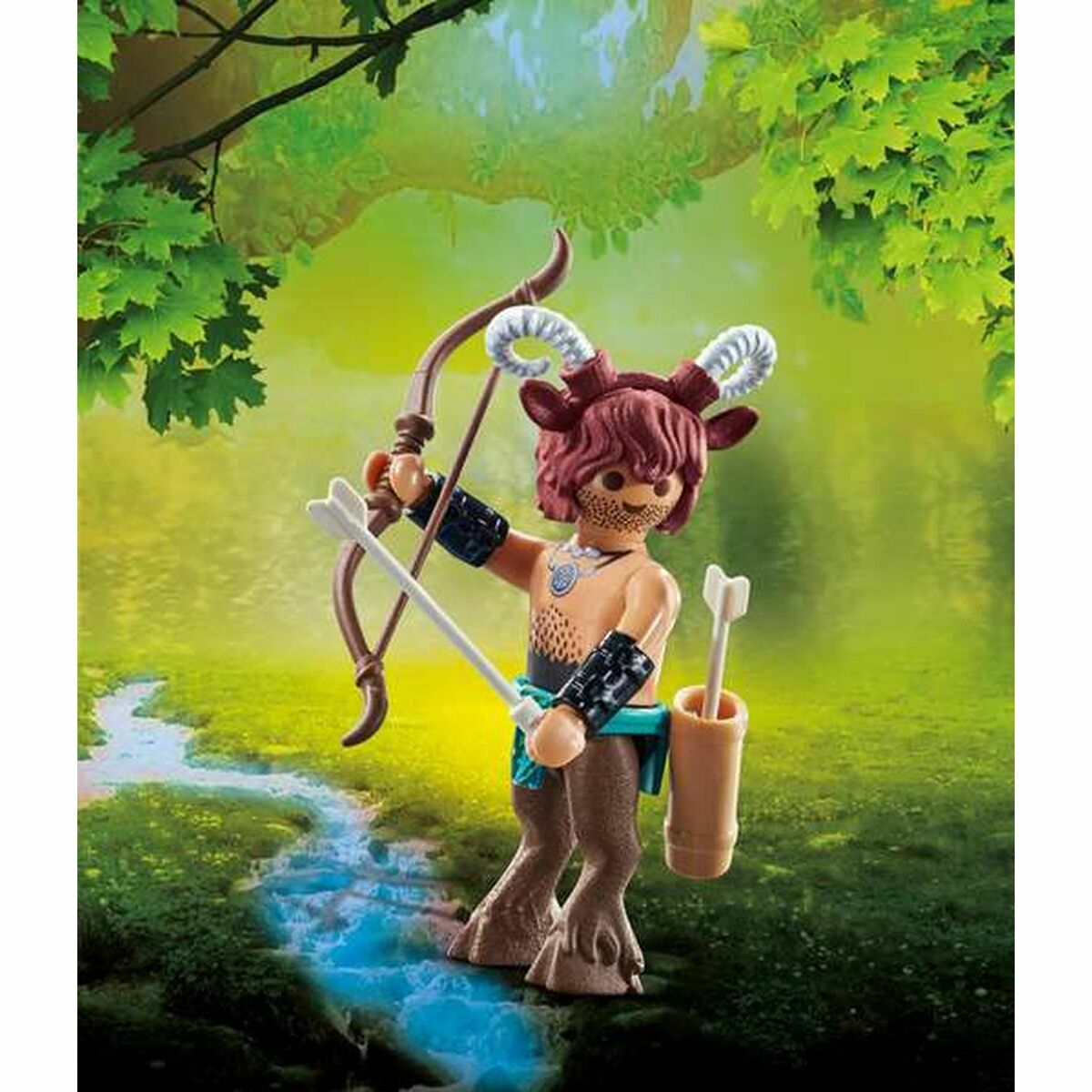 Una figura di satiro con arco e frecce in un ambiente forestale con un ruscello e alberi. Il satiro tiene un arco.