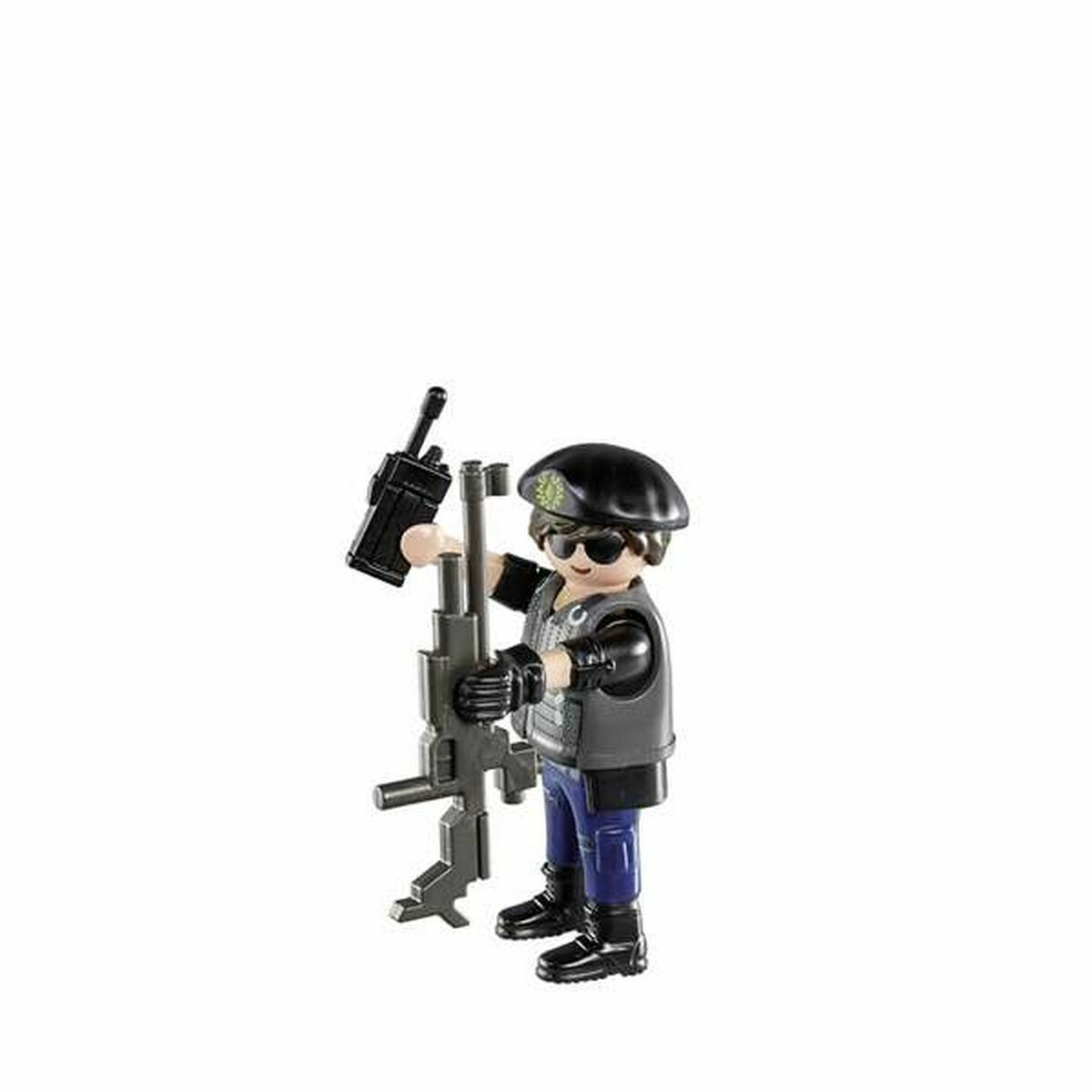 Eine Playmobil-Polizistenfigur, die ein Gewehr und ein Funkgerät hält. Weißer Hintergrund.