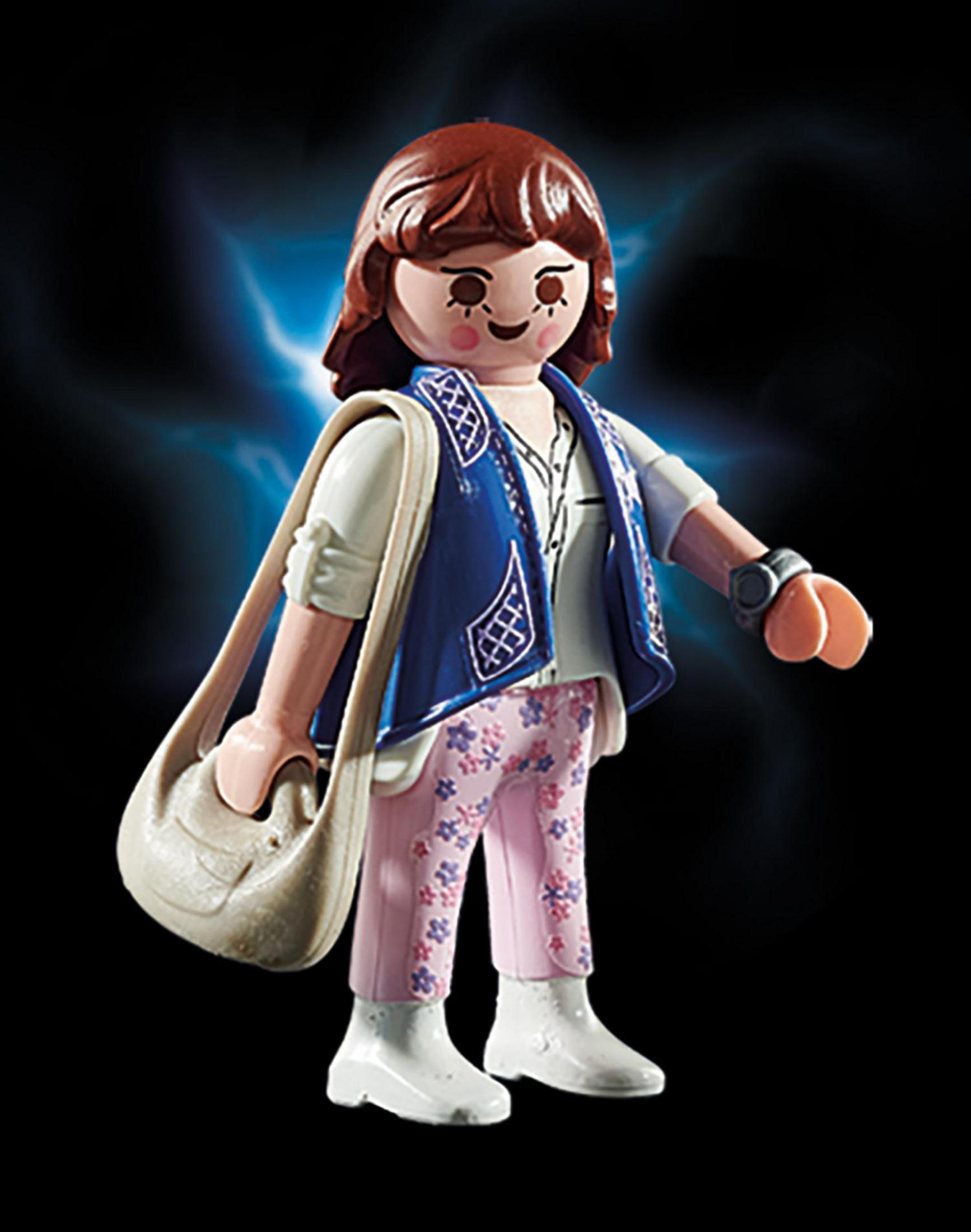 Figurka Playmobil kobiety z torebką, stojącej na tle niebieskiego.