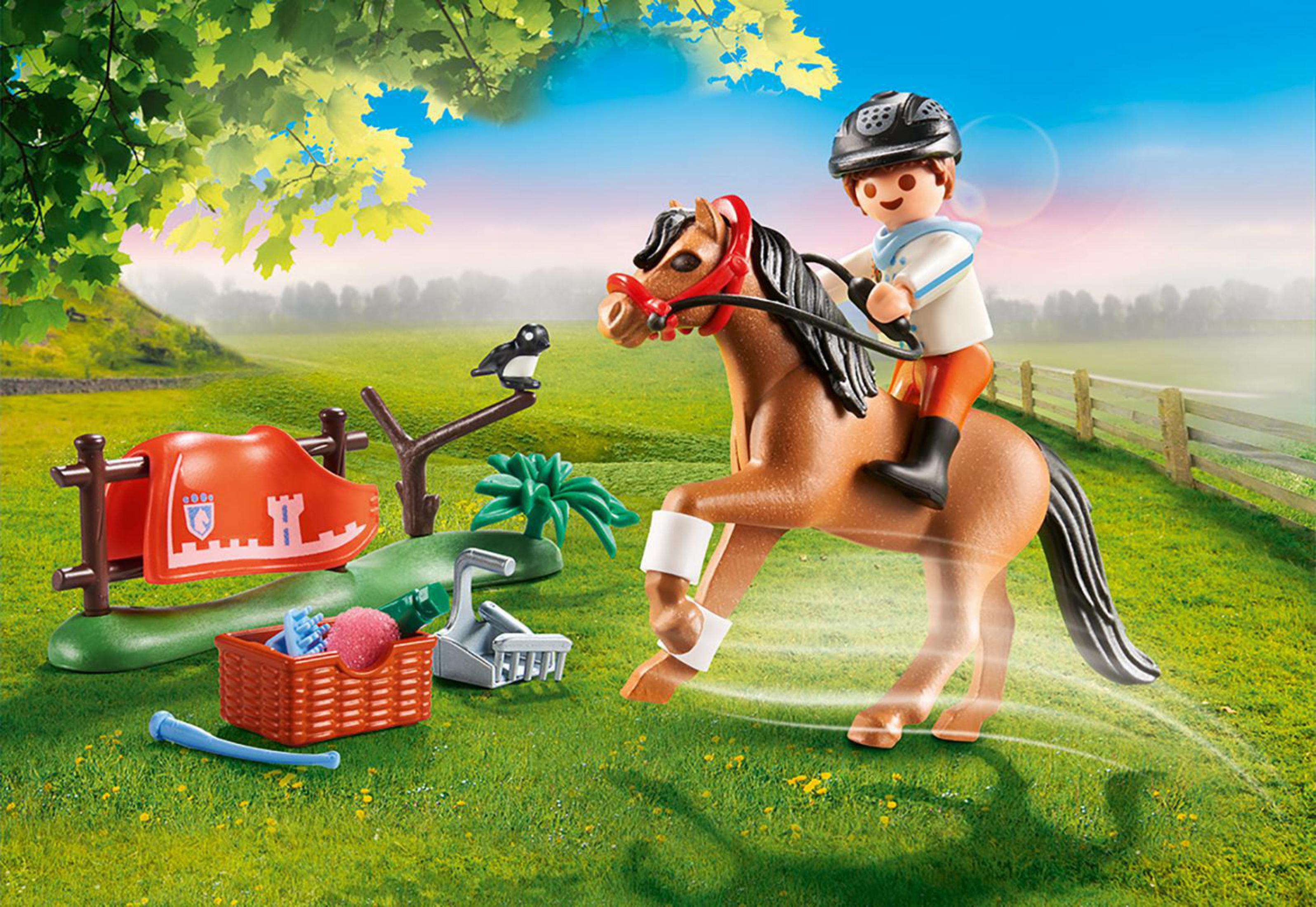Jeździec Playmobil z akcesoriami na zielonym polu z drzewami.