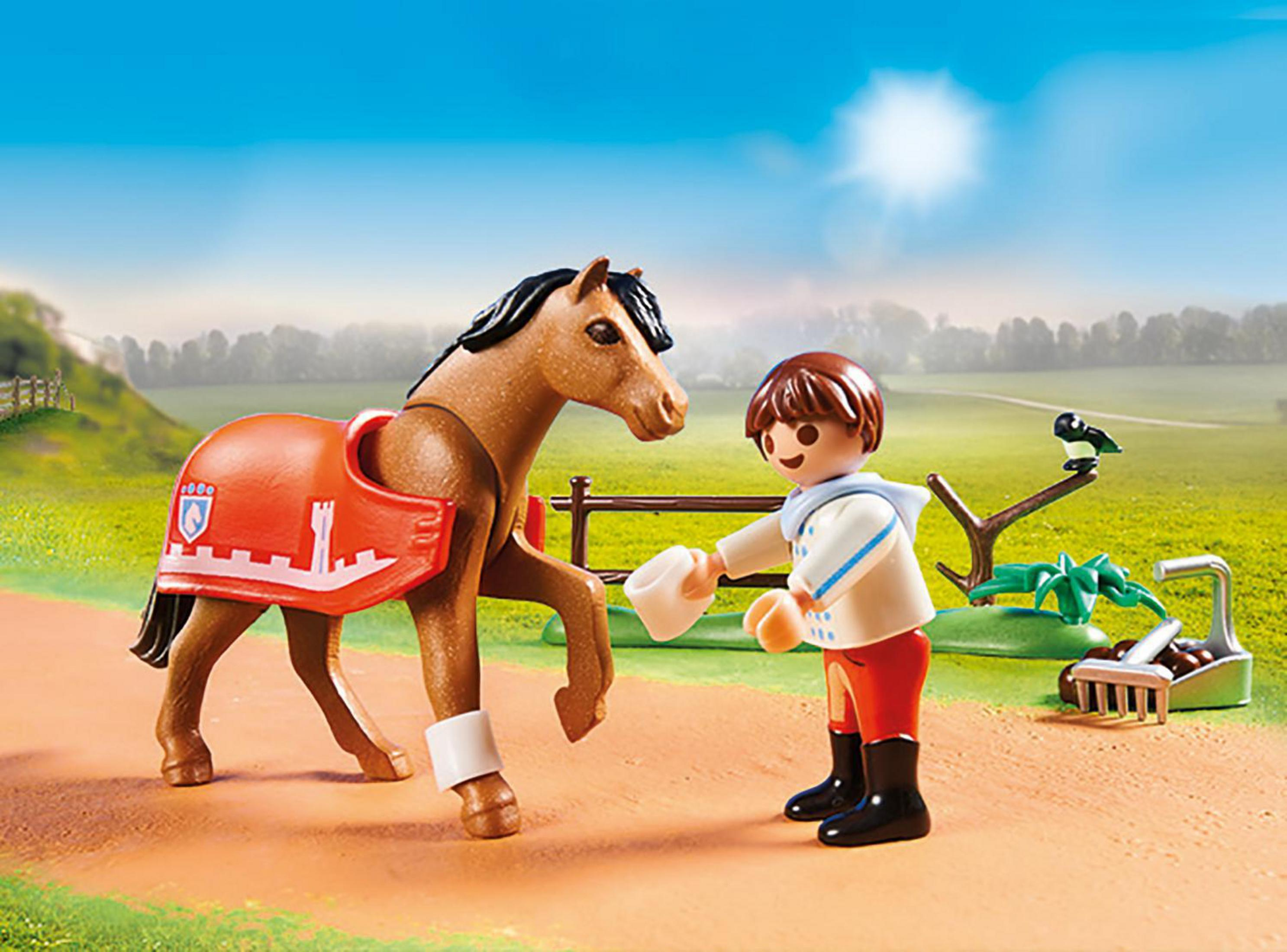 Scena Playmobil Country z chłopcem i brązowym koniem.