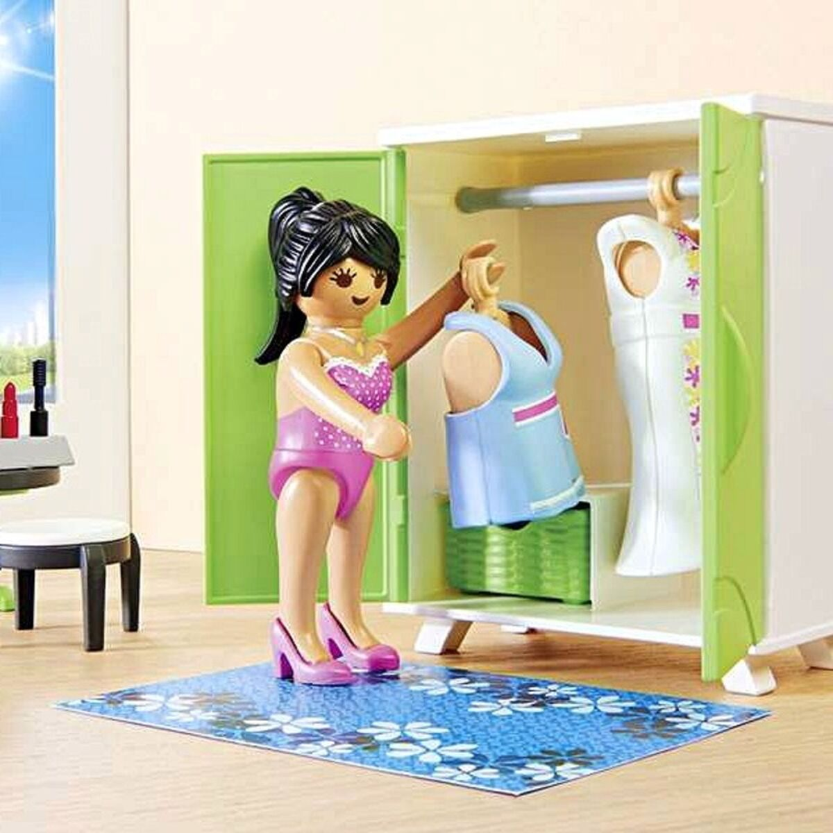 Playmobil-Figur in einem Raum mit Kleiderschrank und Kleidung, die sich anzieht.